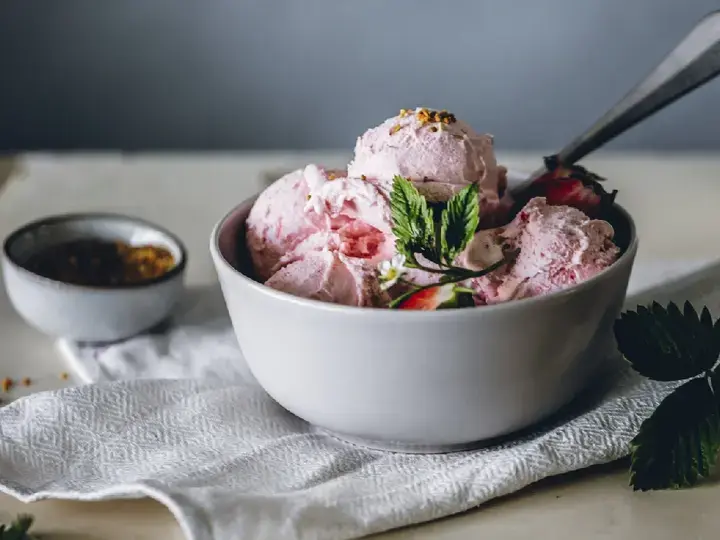 Strawberry Yoghurt Ice Cream img