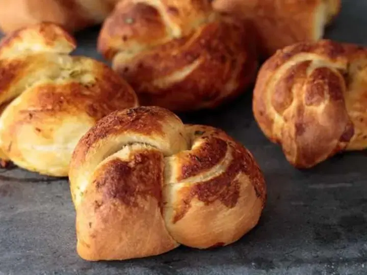 MAGGI Mash Crusty Garlic Knots