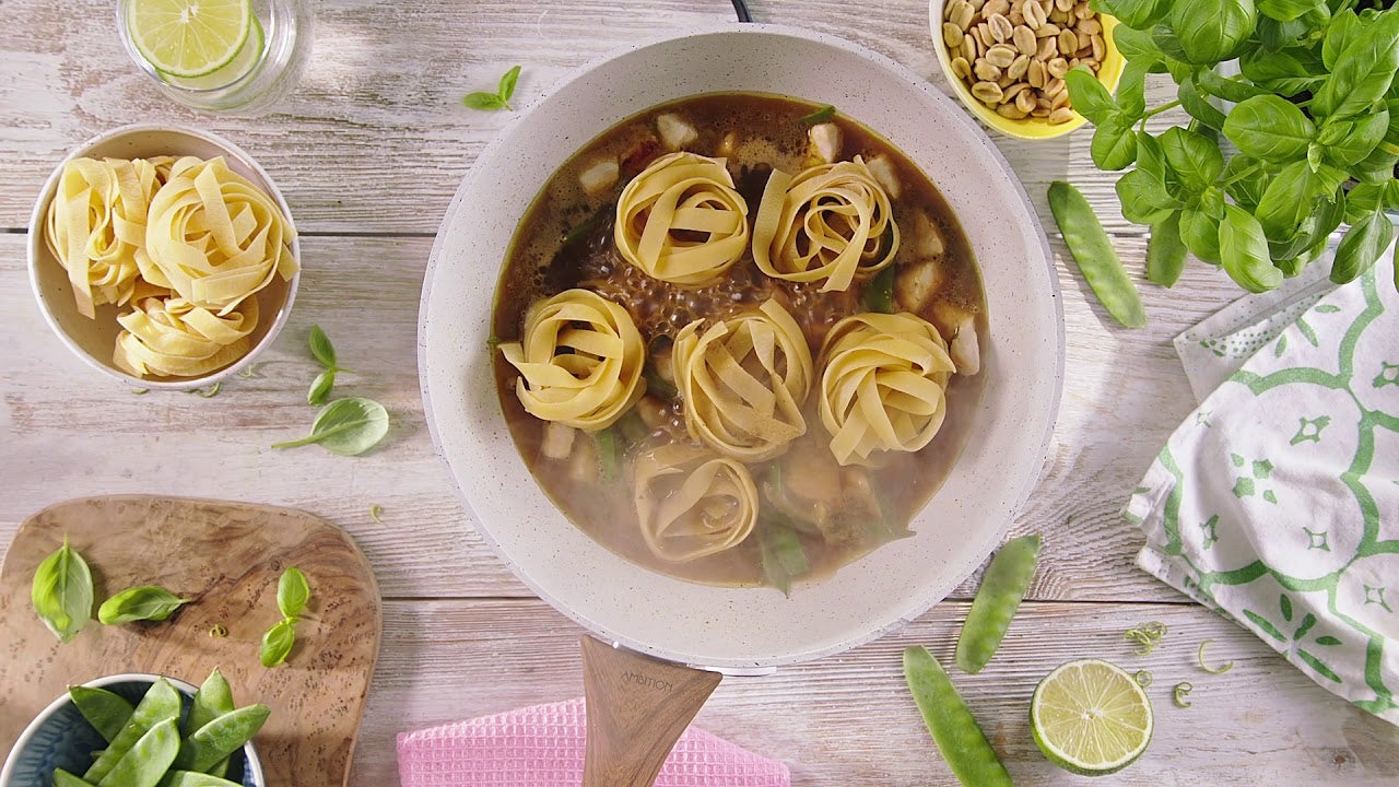 Preview image for the video "Recette Tagliatelles au poulet façon thaï - Bouillon Liquide MAGGI® Marché du Jour".