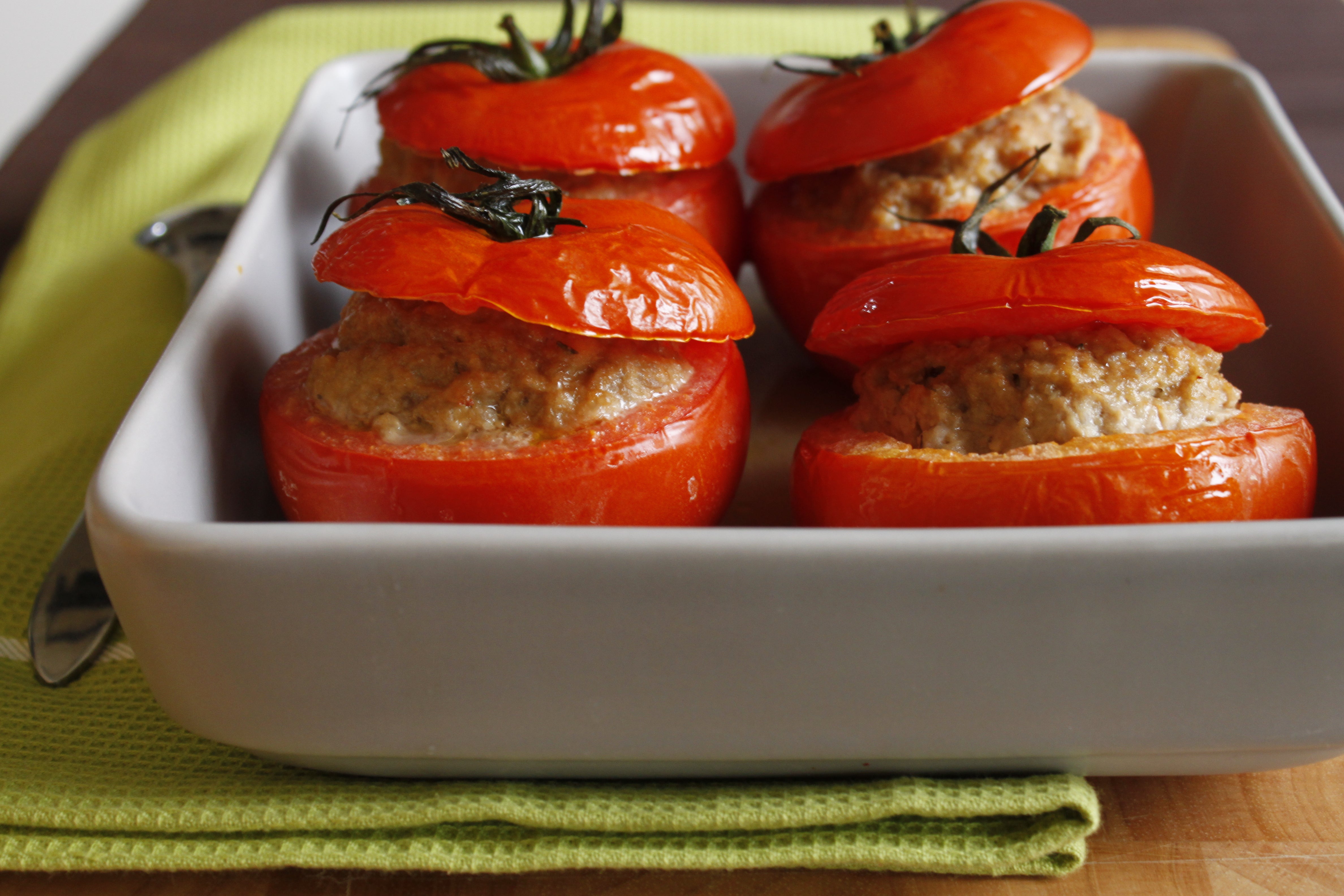 Tomates farcies au veau et petits fromages frais