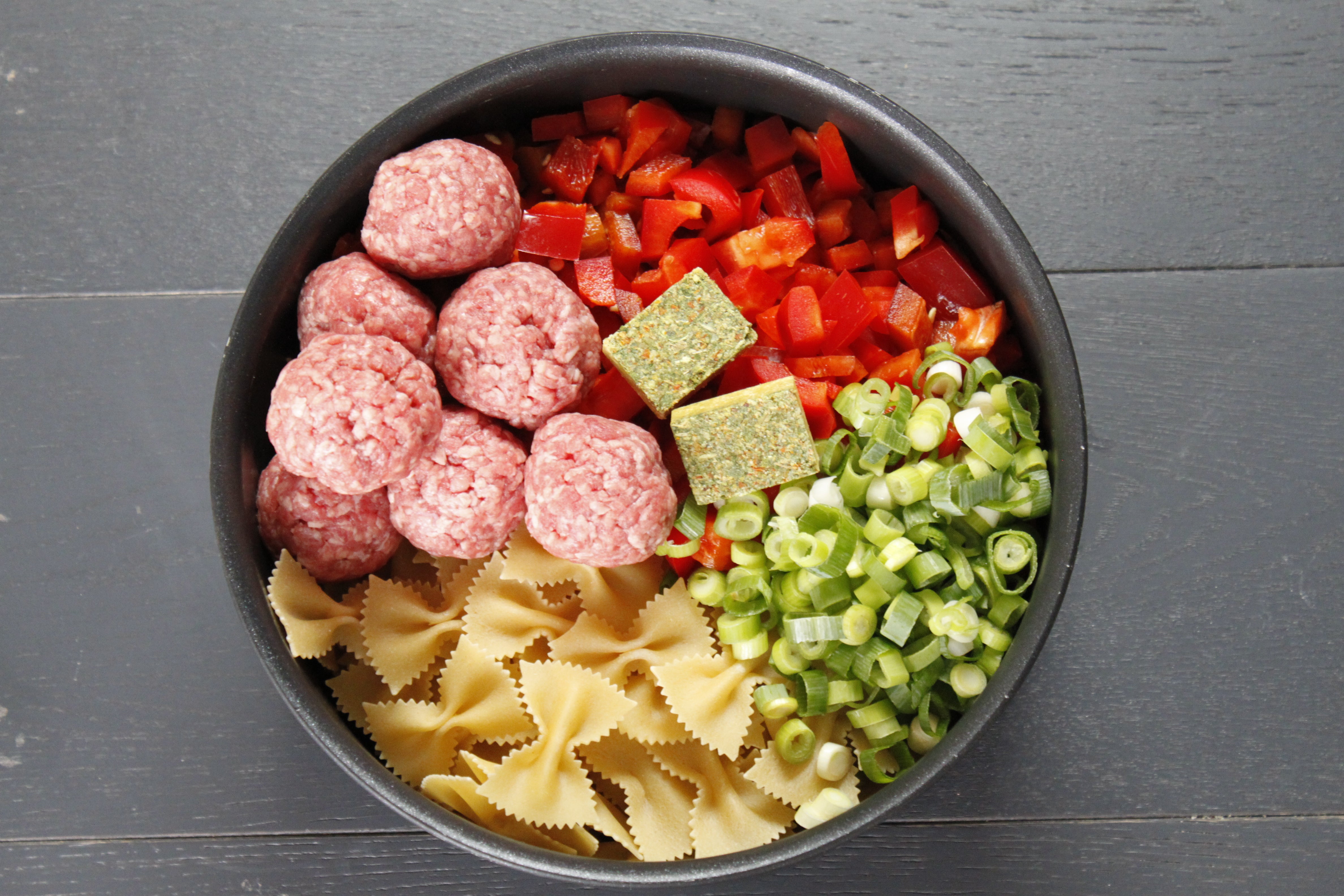 One pot pasta farfallone, boulettes de boeuf à la méridionale