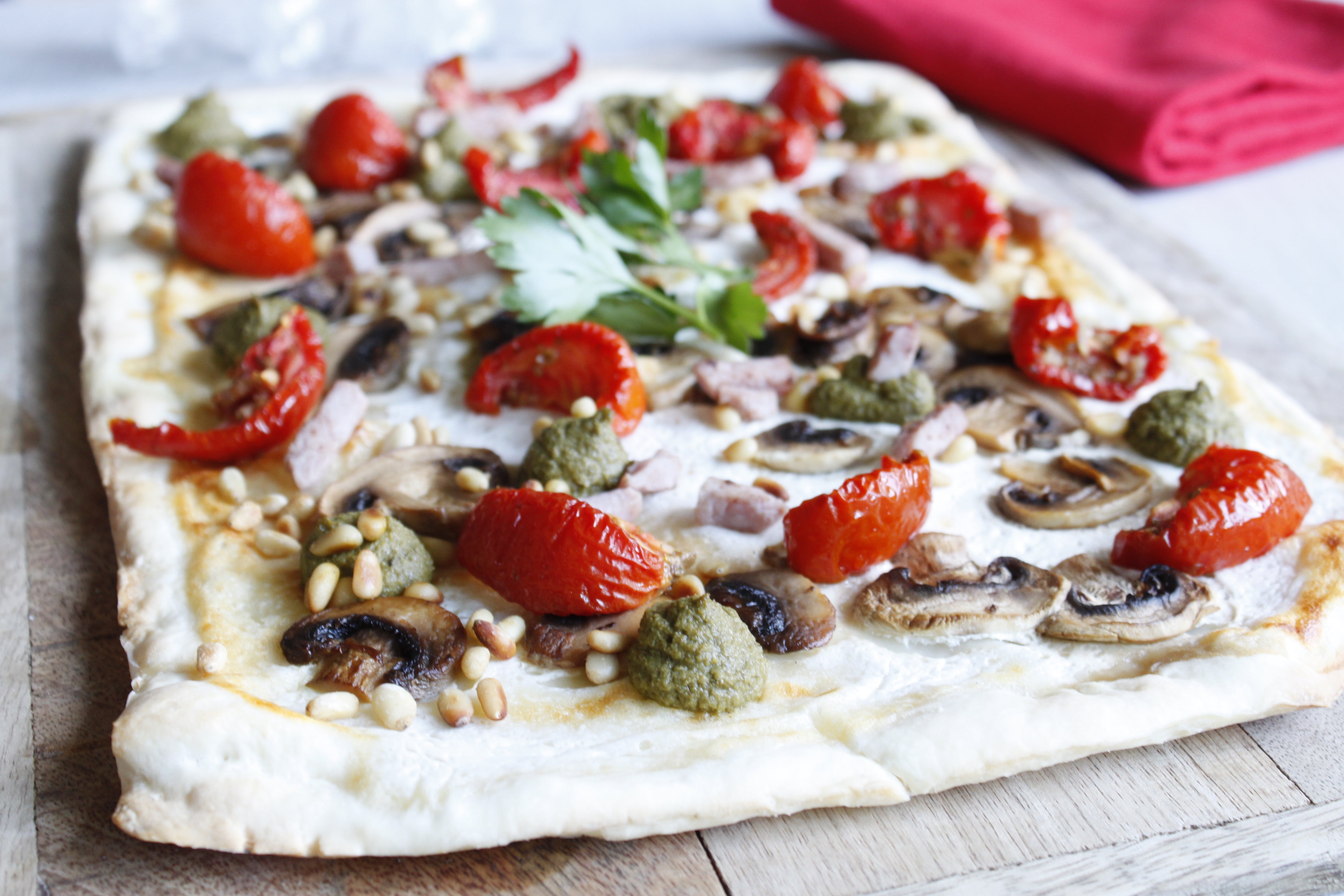 Pizza blanche tomate bacon