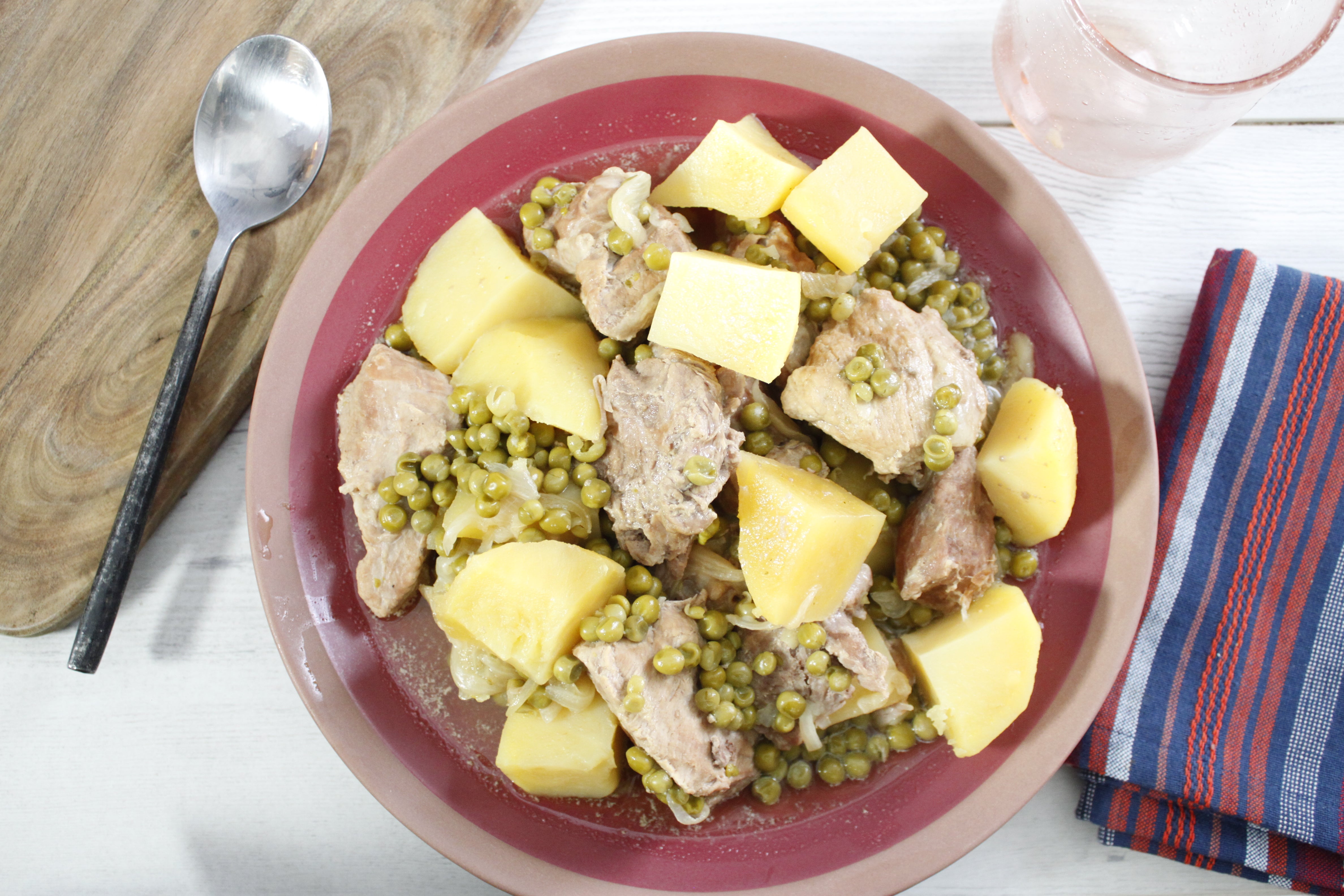 Râgout aux pommes de terre et petits pois en cocotte