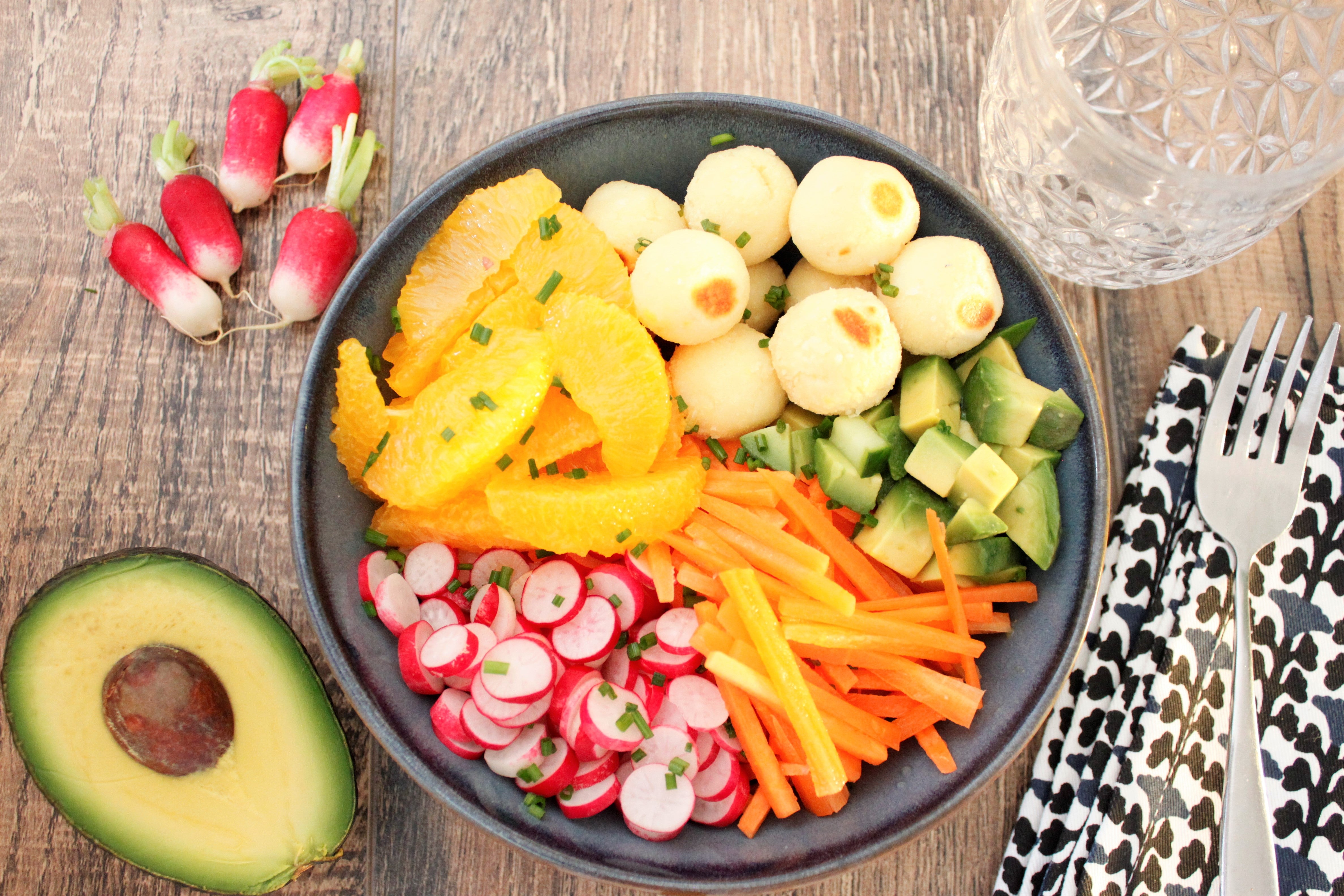 Buddha bowl 3 céréales, poivrons avocat oranges
