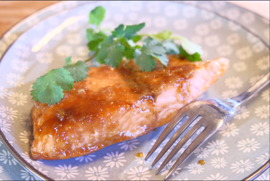 Un saumon mariné au miel, Arome, Gingembre et ail cuit au cookeo!