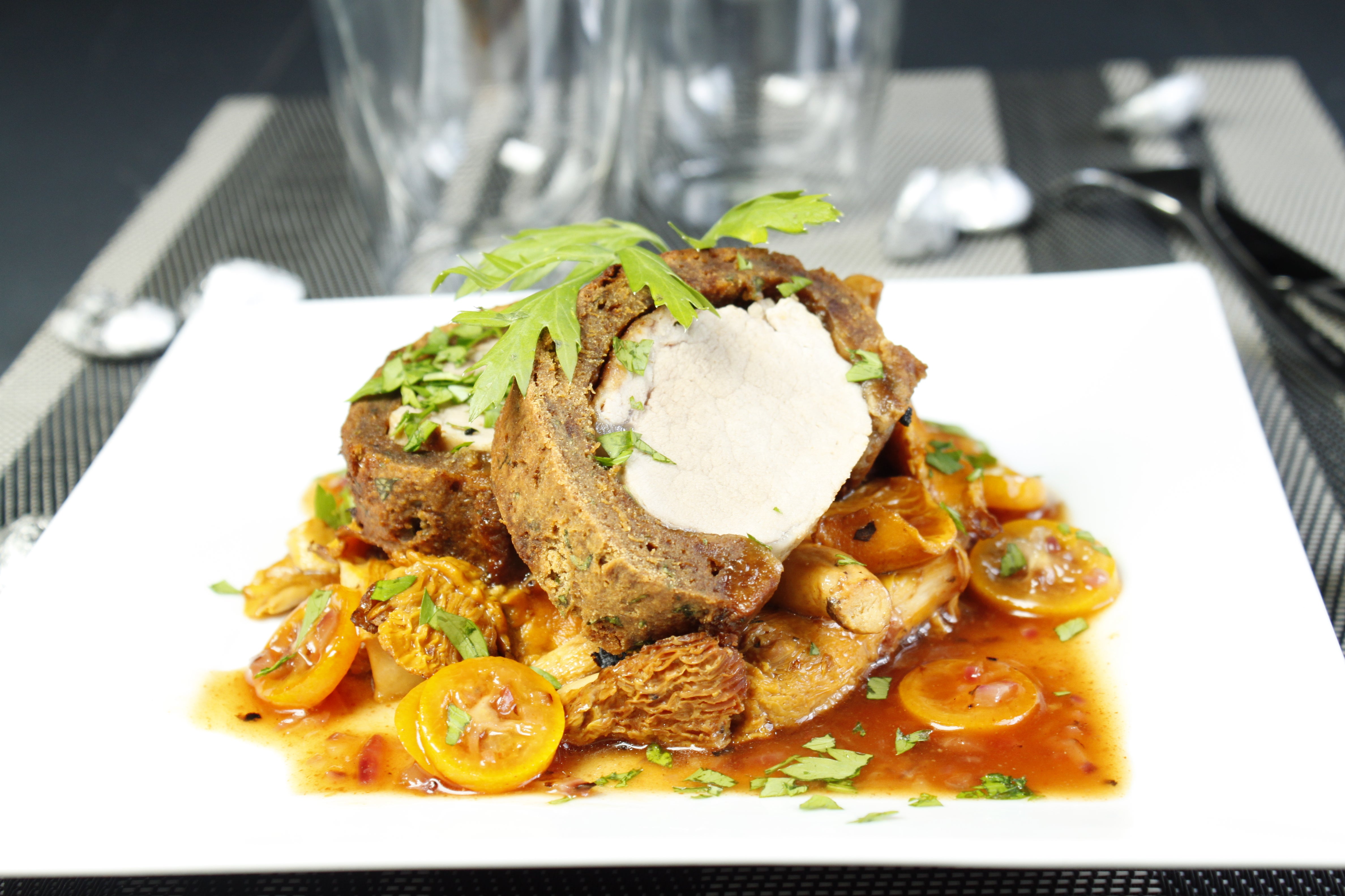 Filet mignon de porc en coque de pain d'épices et girolles