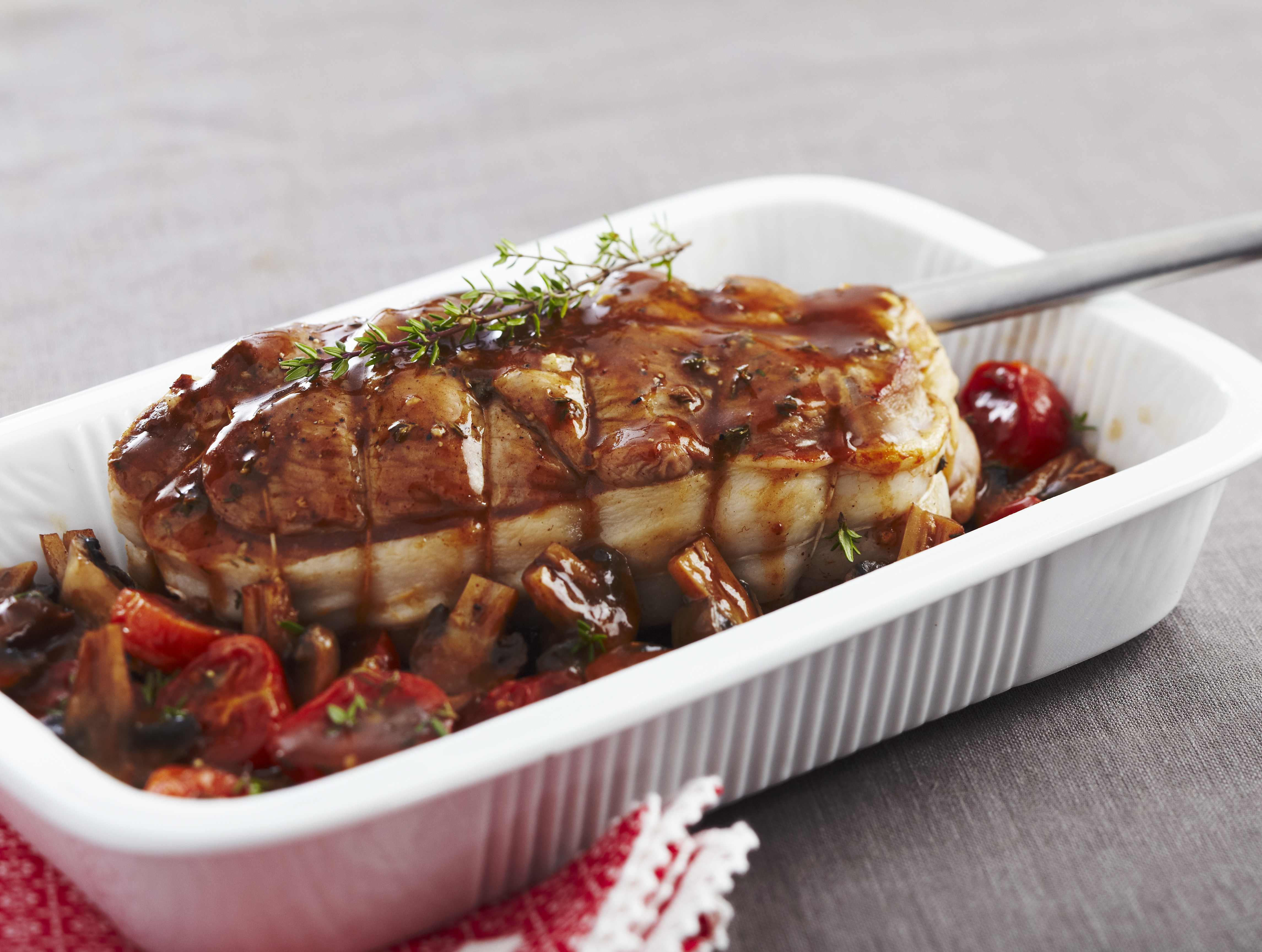 Rôti de veau aux champignons et tomates au thym