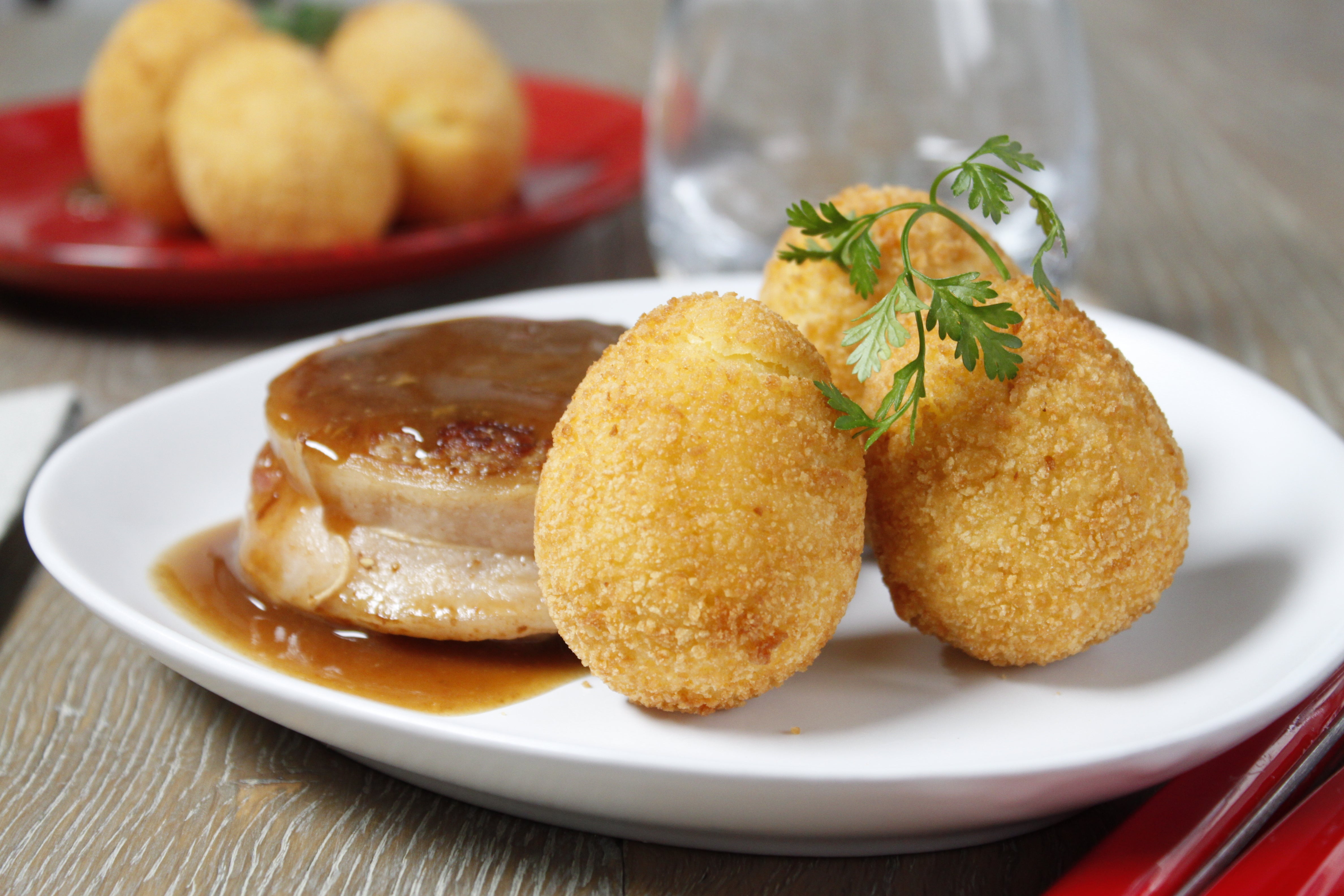 Médaillons et oeufs croustillants