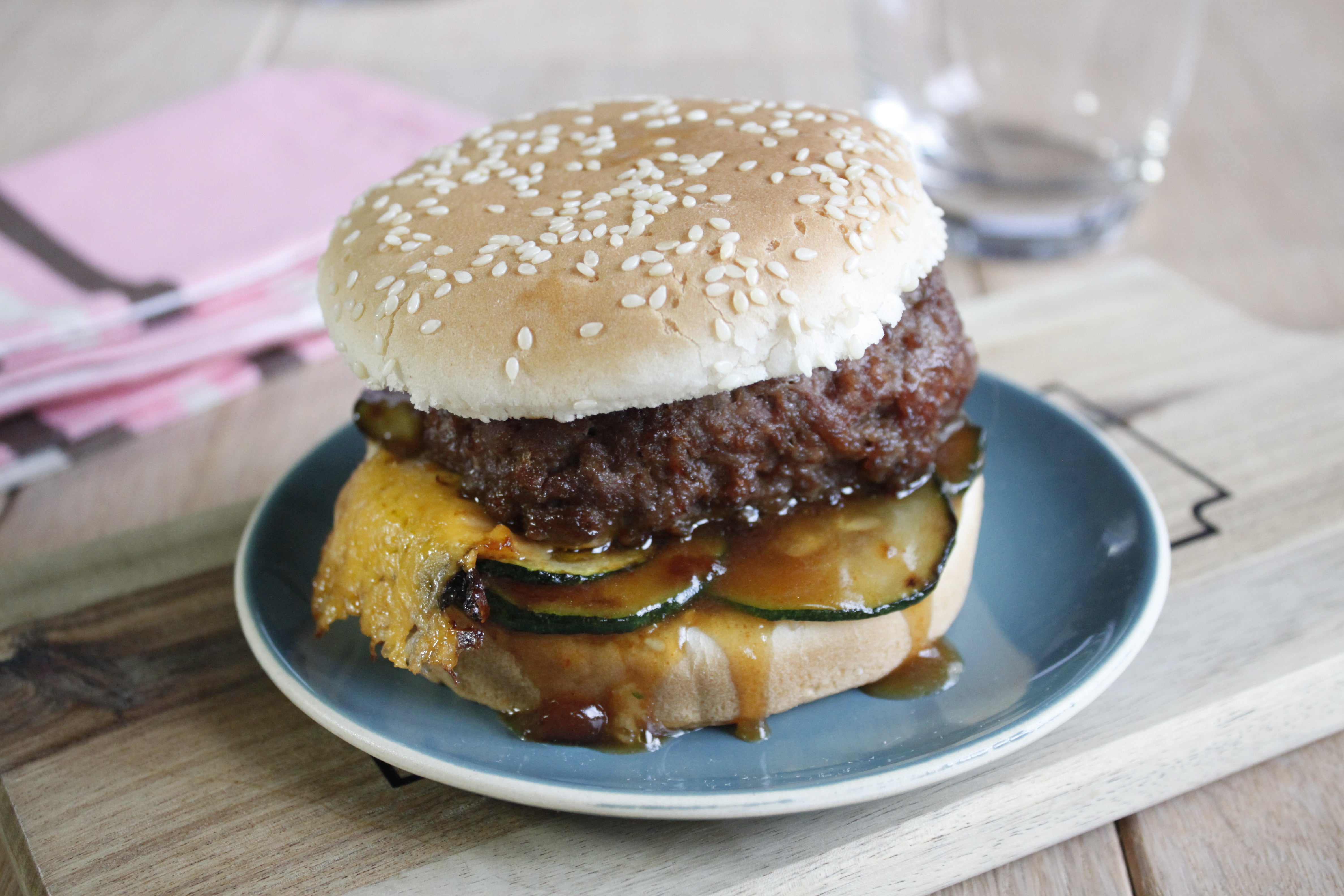 Burger cheddar courgettes