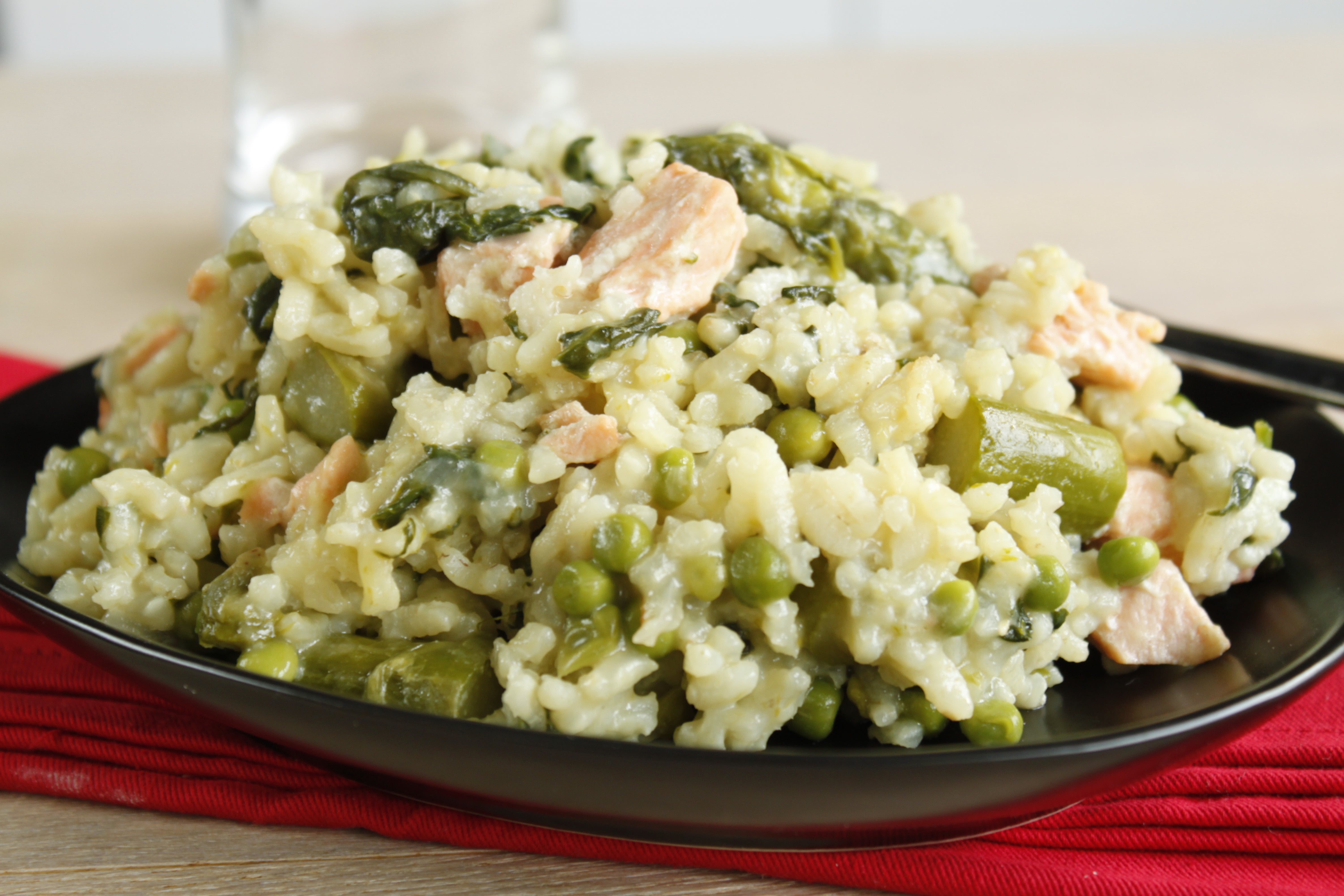 Une recette de risotto facile à préparer au saumon, de petits pois et d'asperges.