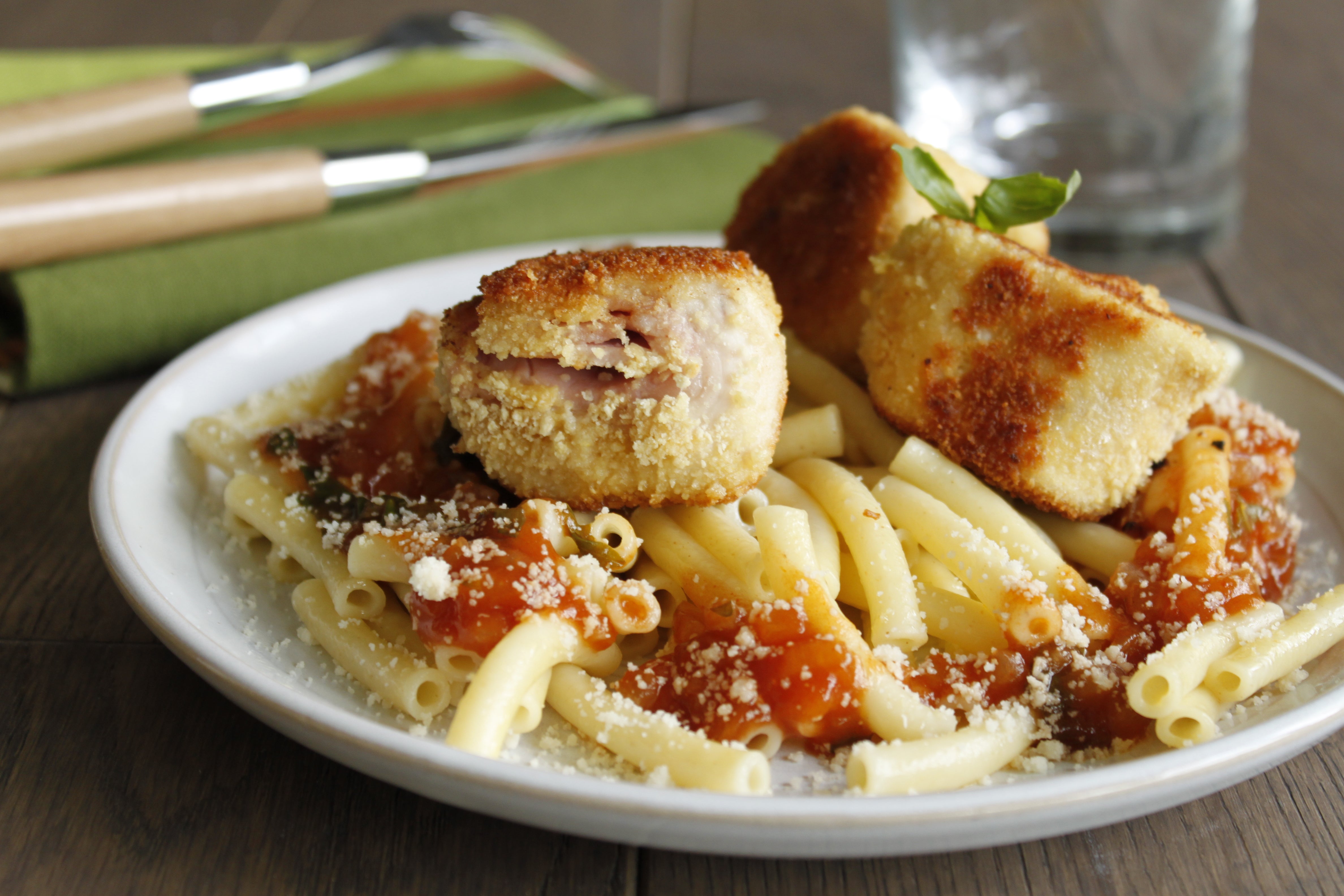 Roulés d'escalopes de poulet au jambon et macaroni