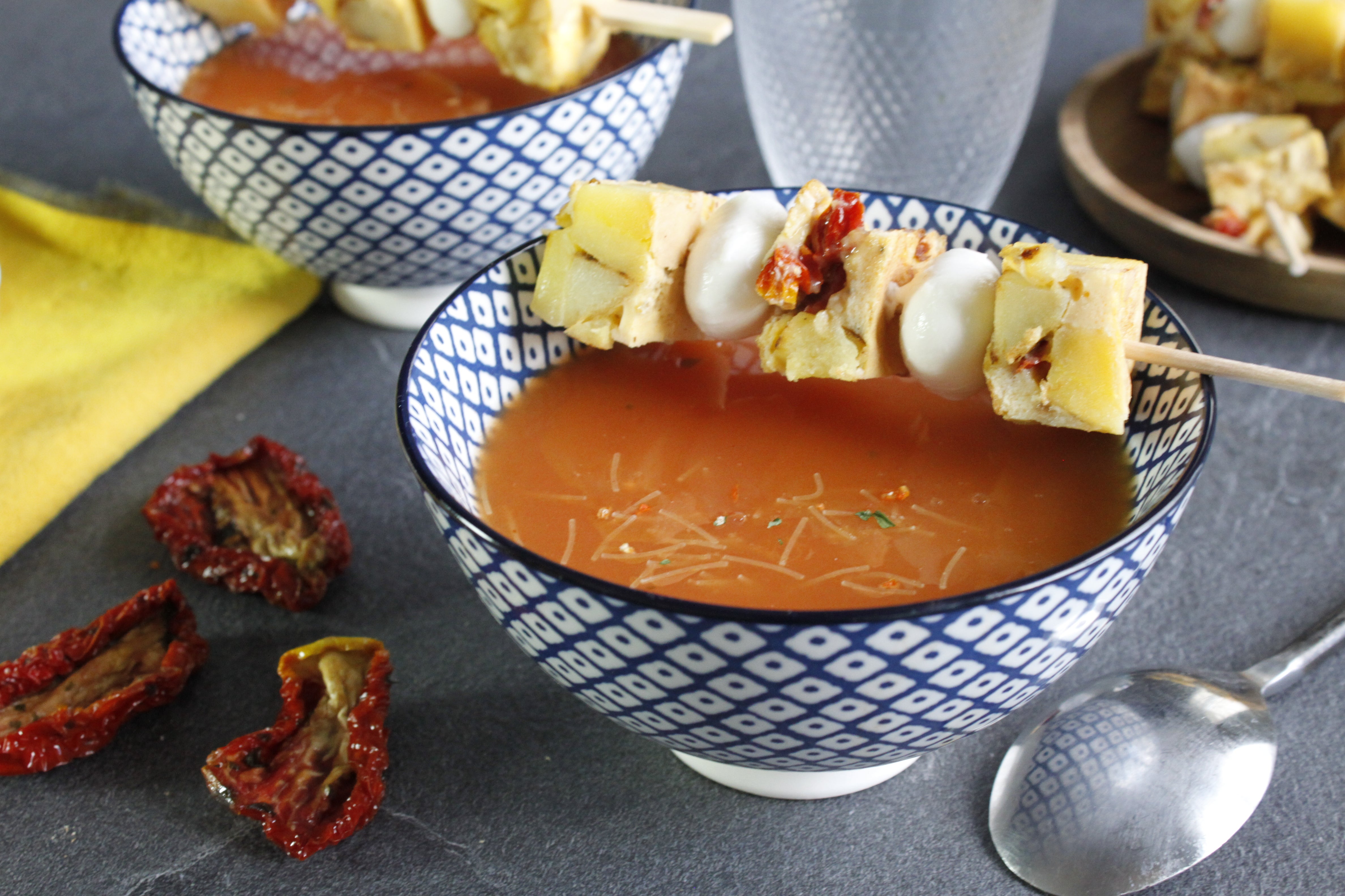 Soupe de tomate vermicelles et ses brochettes de tortillas aux billes de mozzarella
