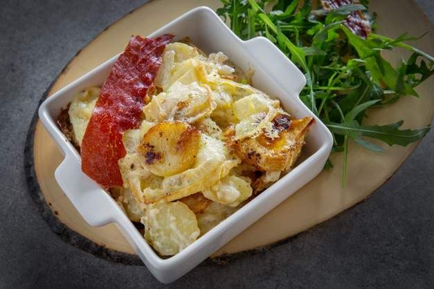 Gratin de pommes de terre au Reblochon et chips de jambon cru