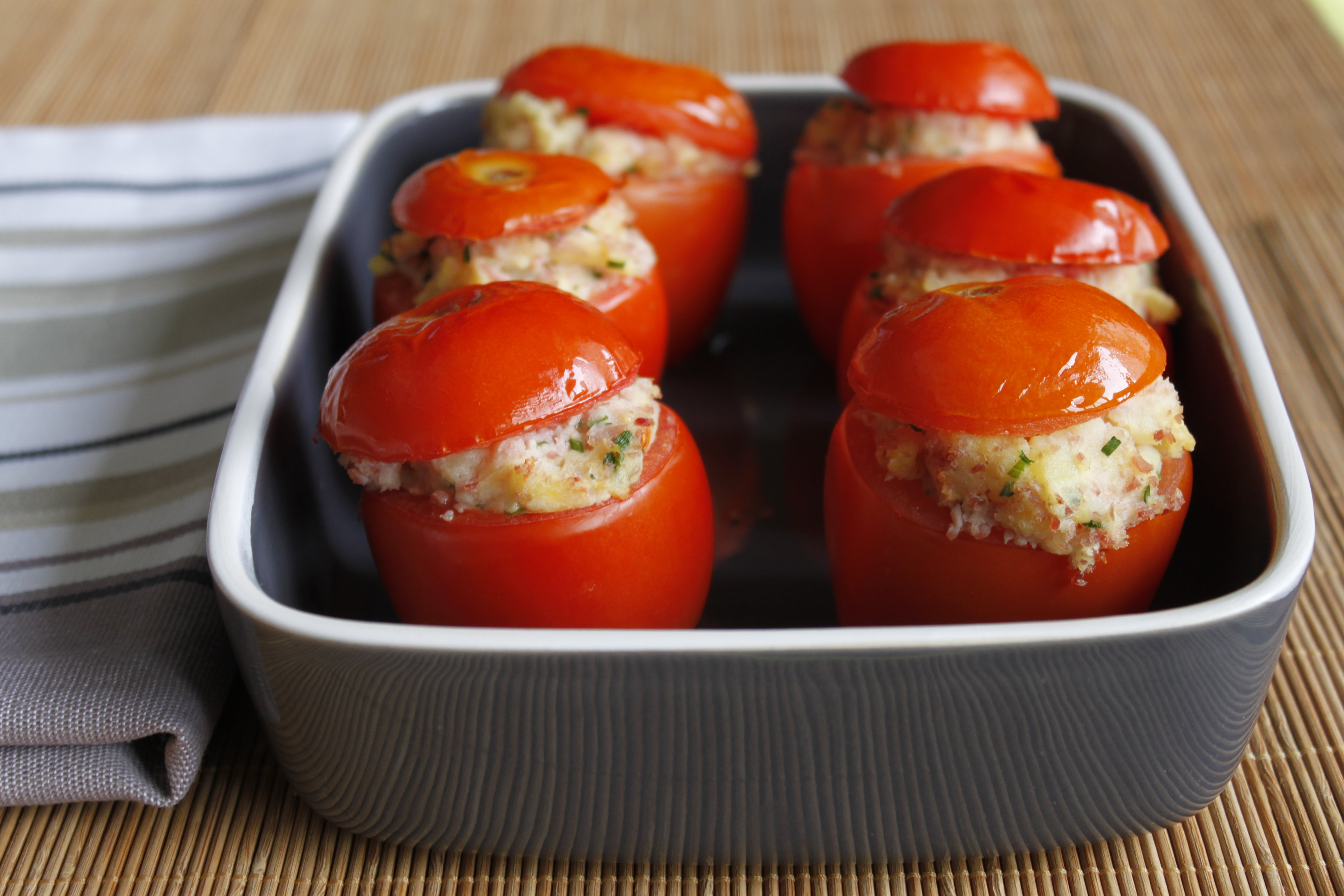 Tomates farcies au jambon, pommes de terre et ciboulette