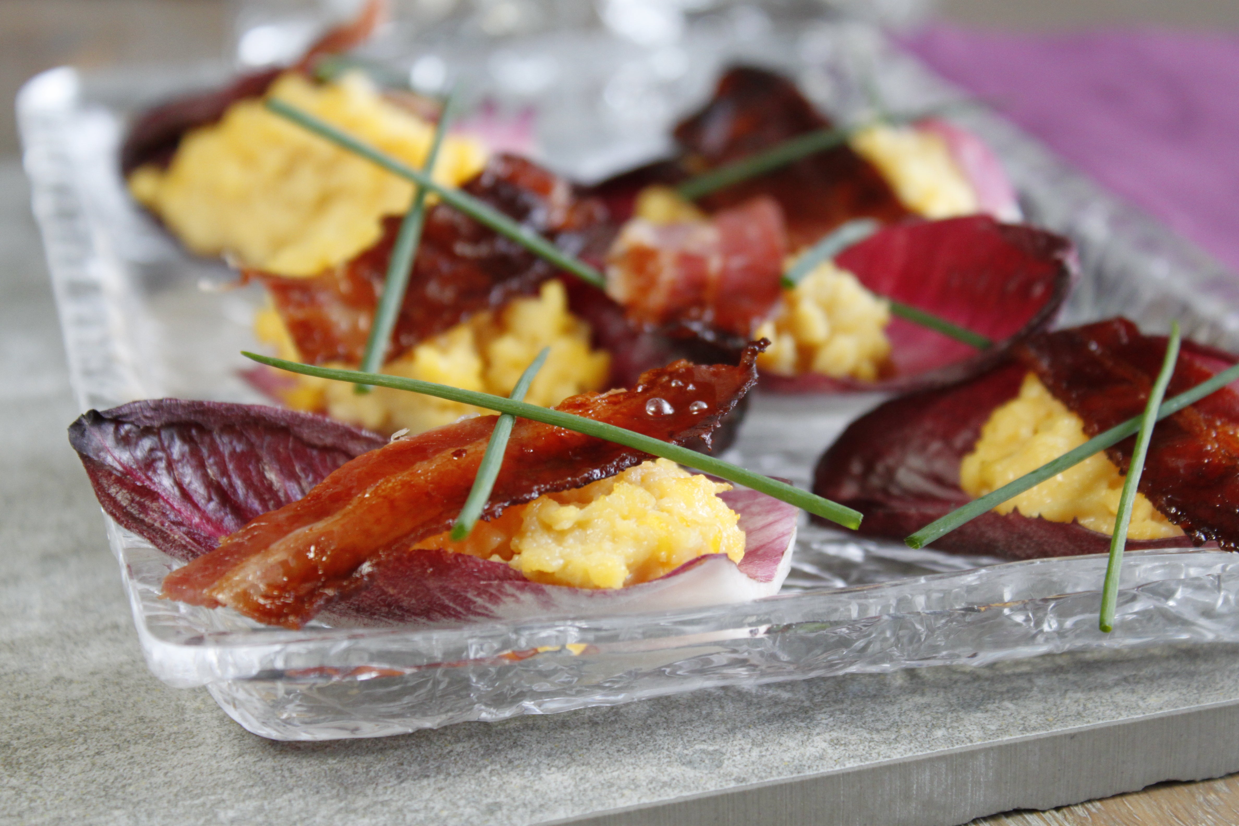 Salade croquante aux oeufs brouillés et poitrine