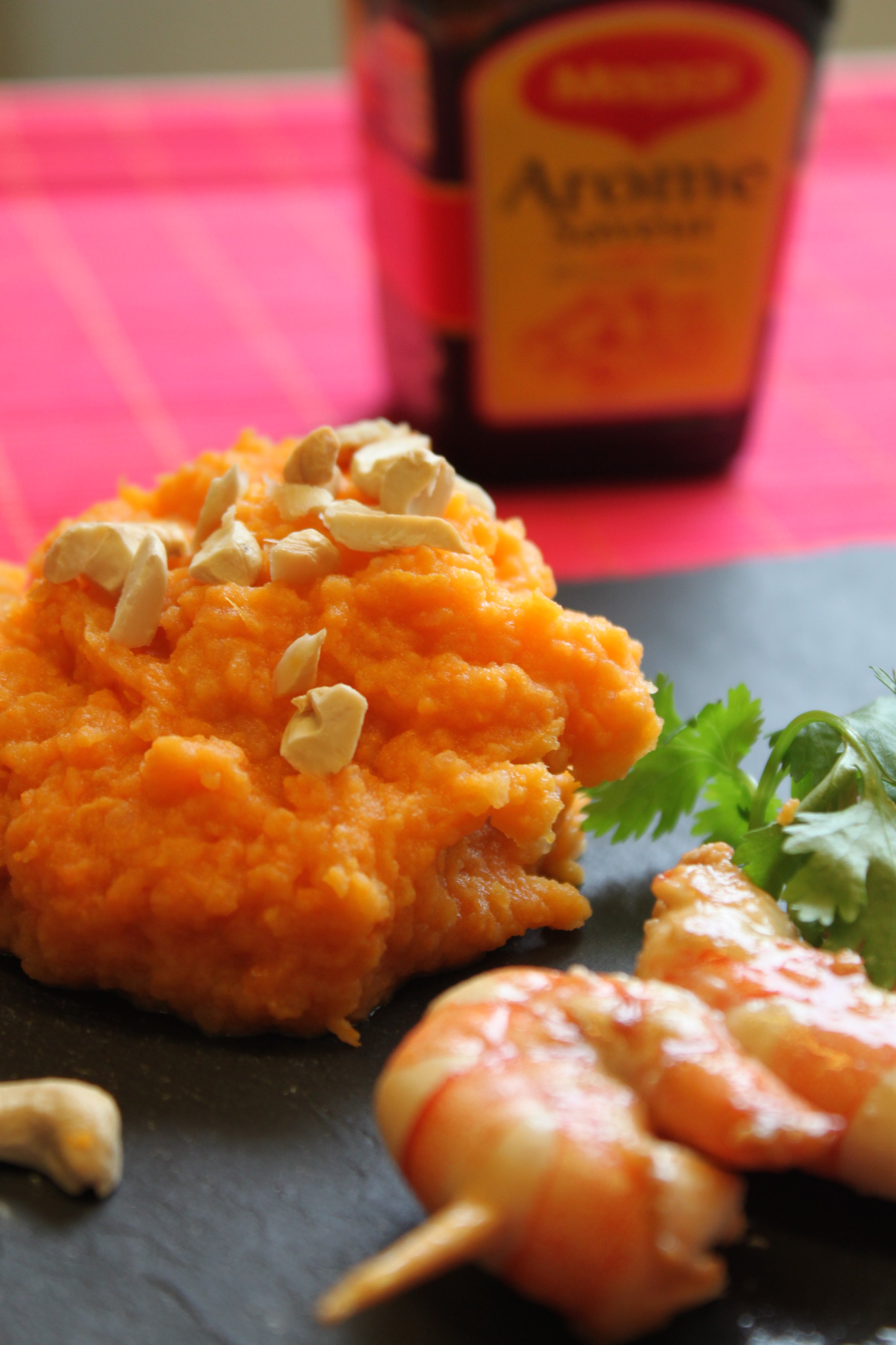 Cassolette de purée de patate douce au lait de coco, brochettes de crevettes citron vert et noix de cajou