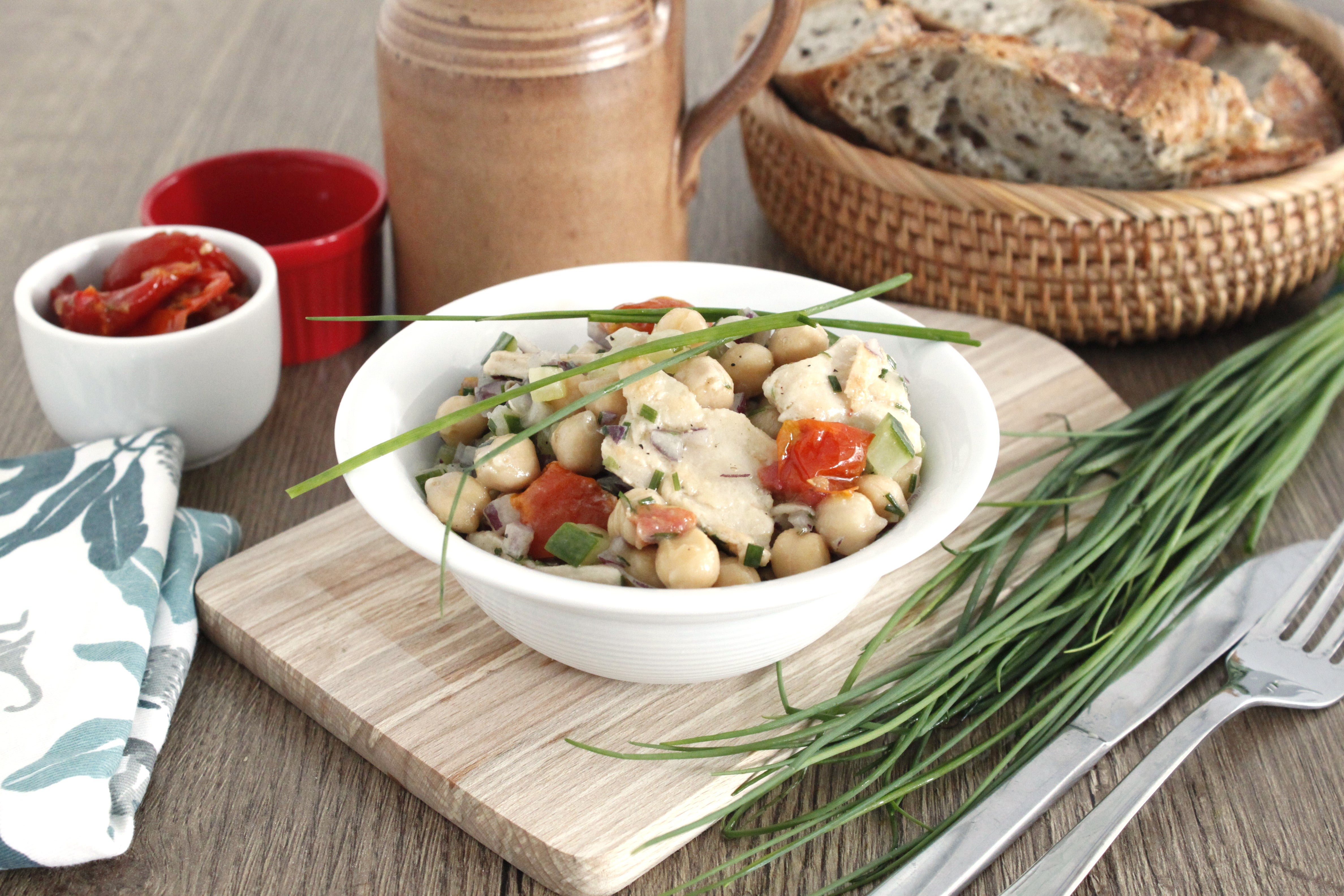Salade hivernale vegan pois chiche, tomates confites concombre aux émincés