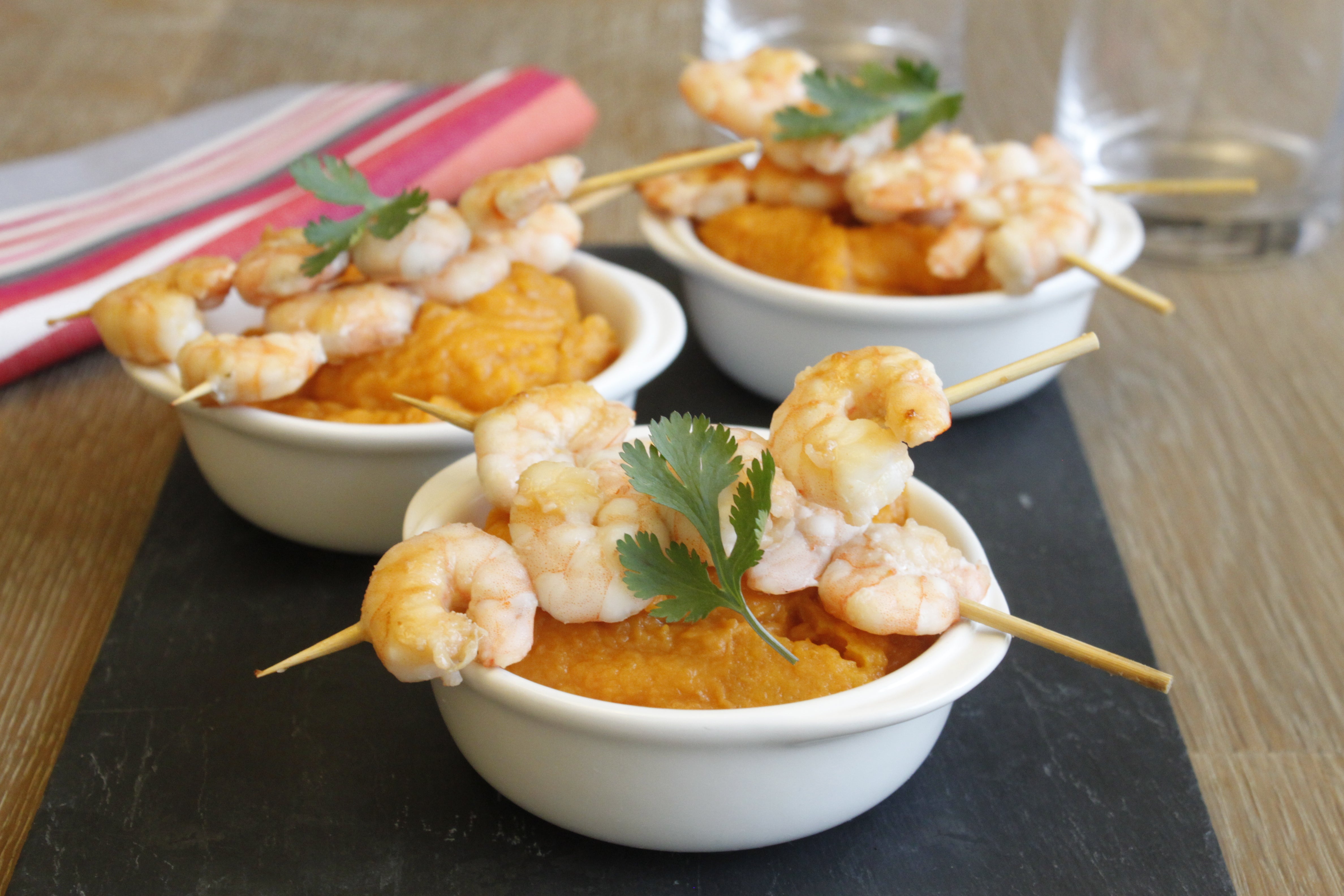 Purée de patate douce au lait de coco et brochettes de crevettes