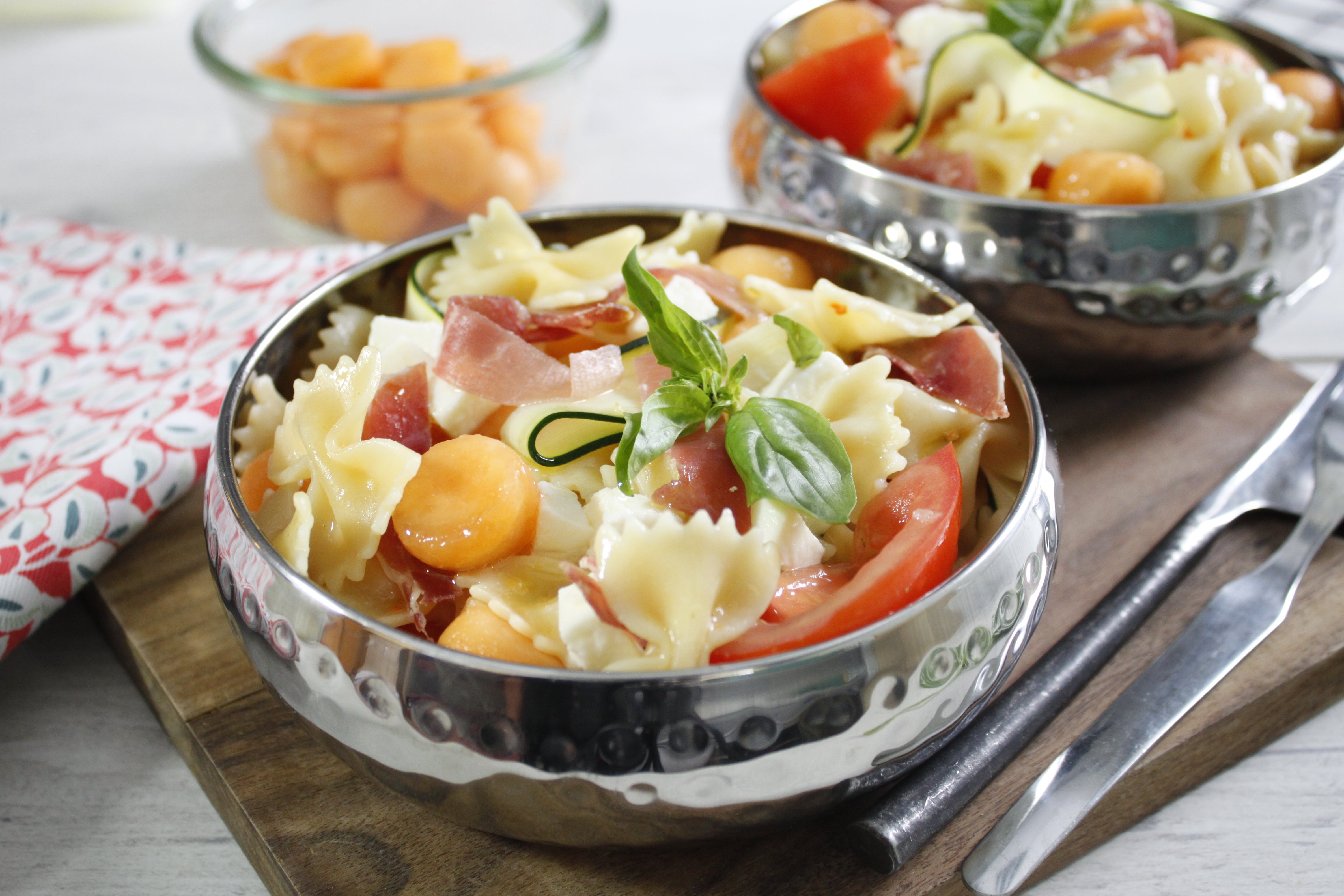 Salade de pâtes estivale au melon et au jambon