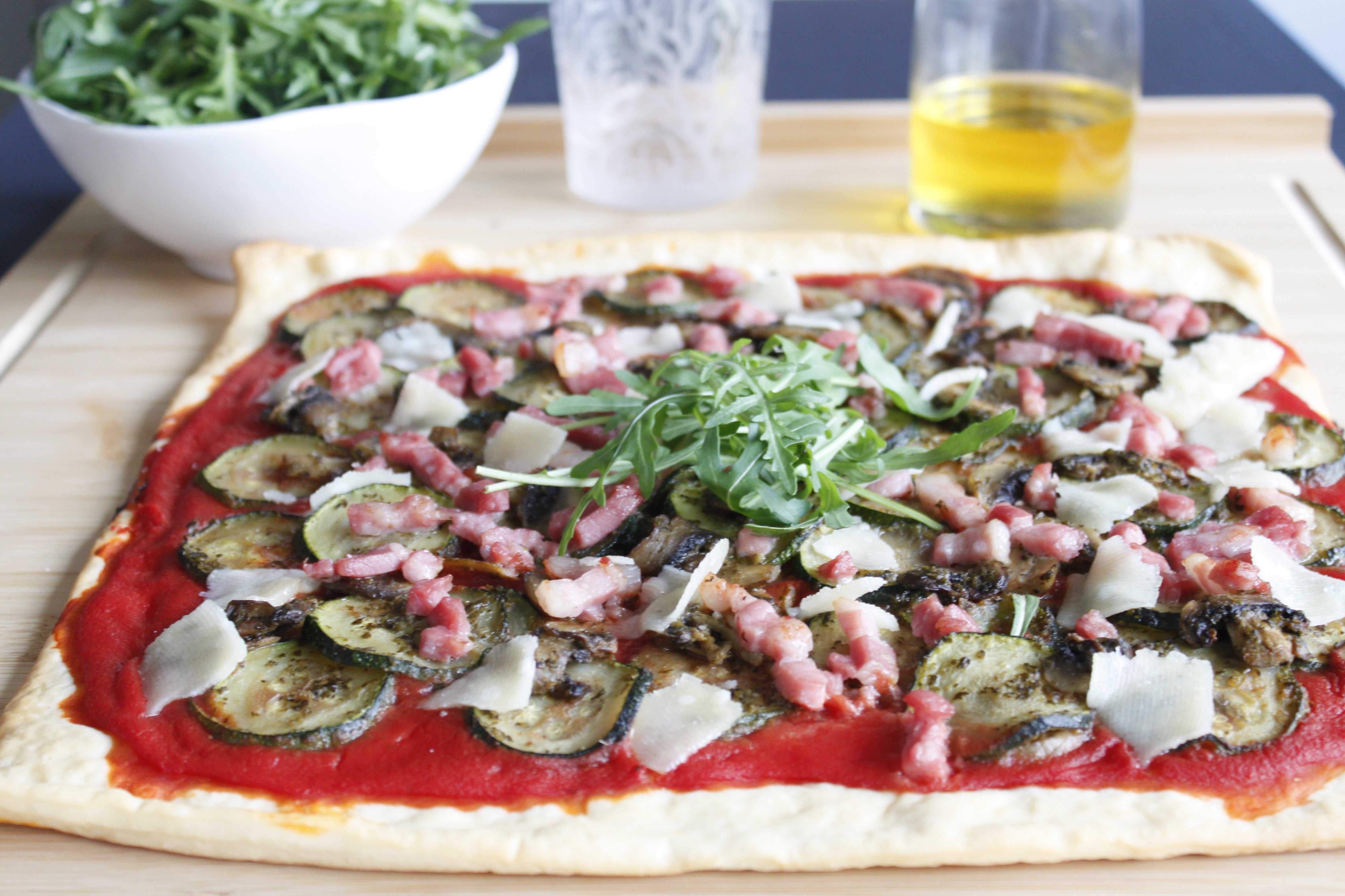 Pizza aux légumes et basilic