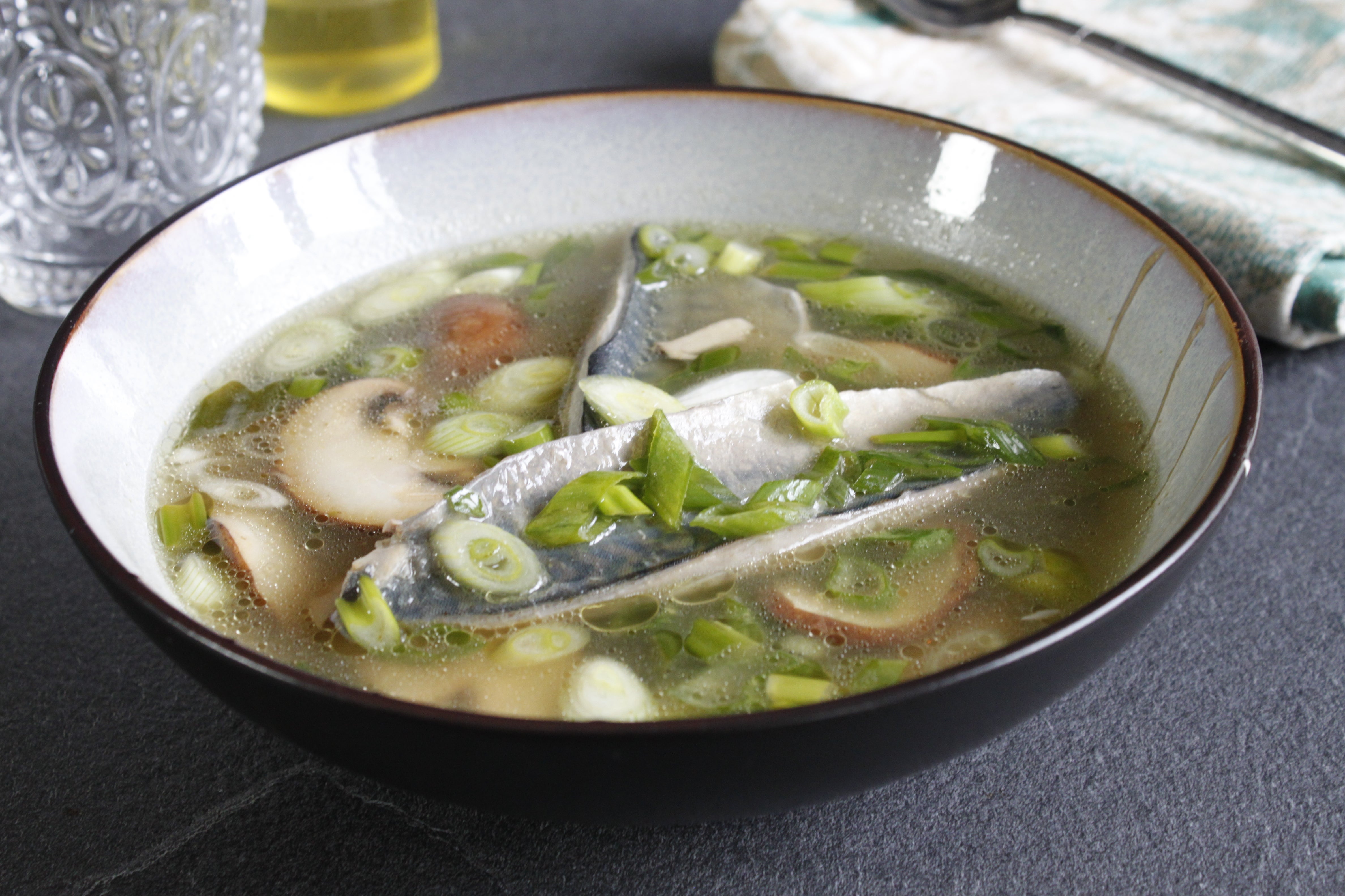 Filet de maquereaux et bouillon aux champignons