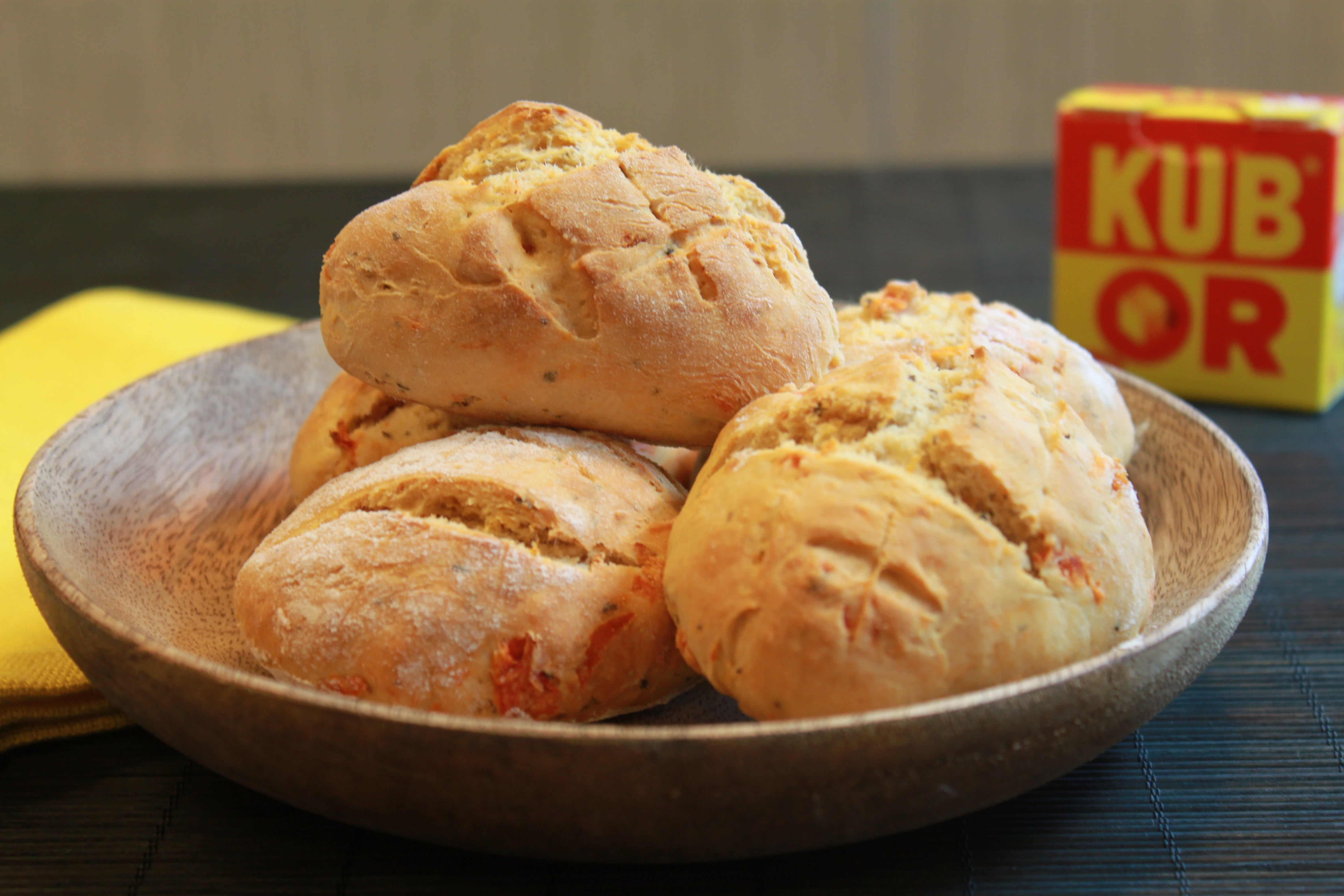 Petits pains à l'huile d'olive, tomates confites et origan séché