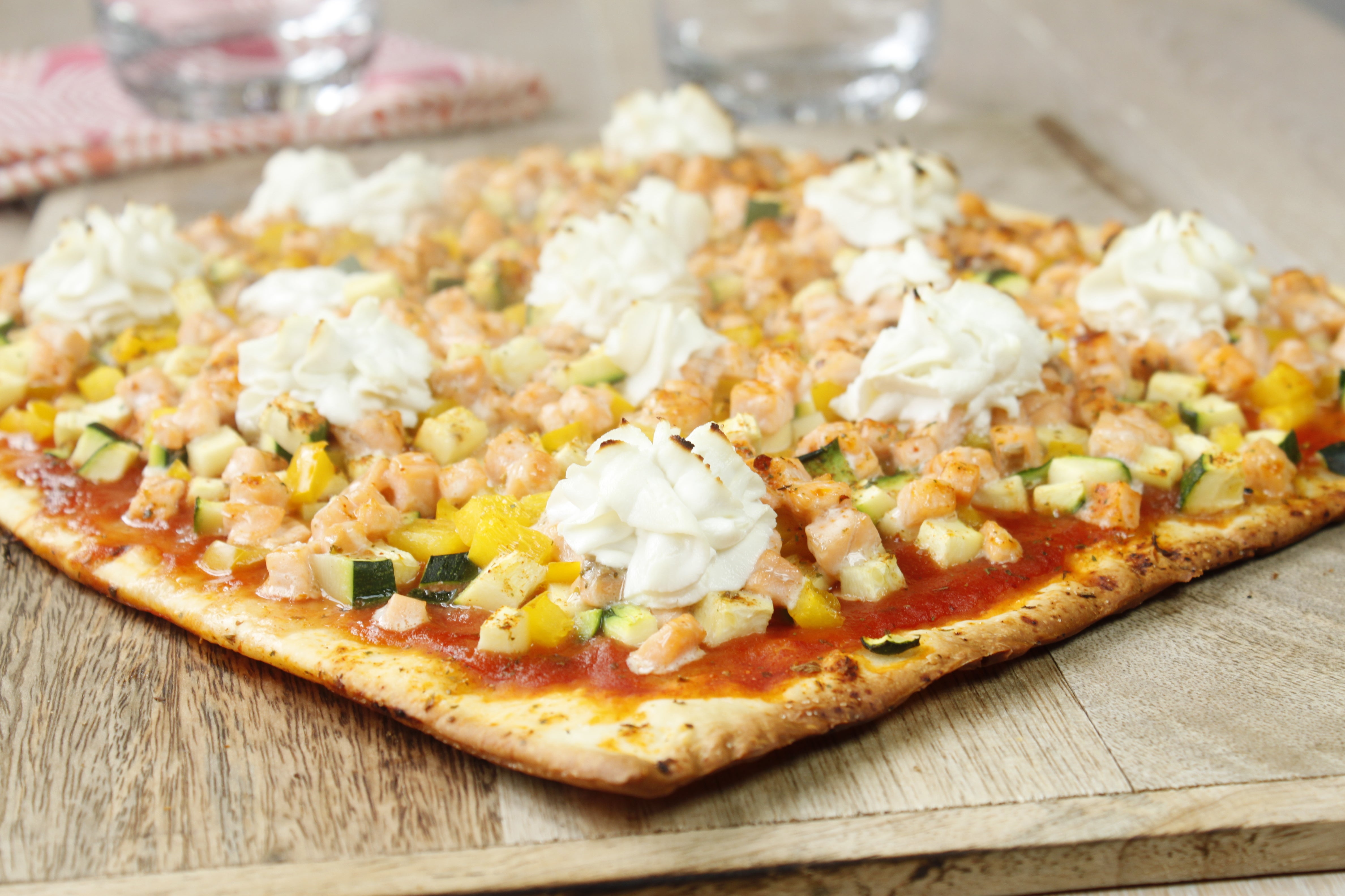 Pizza au saumon et légumes