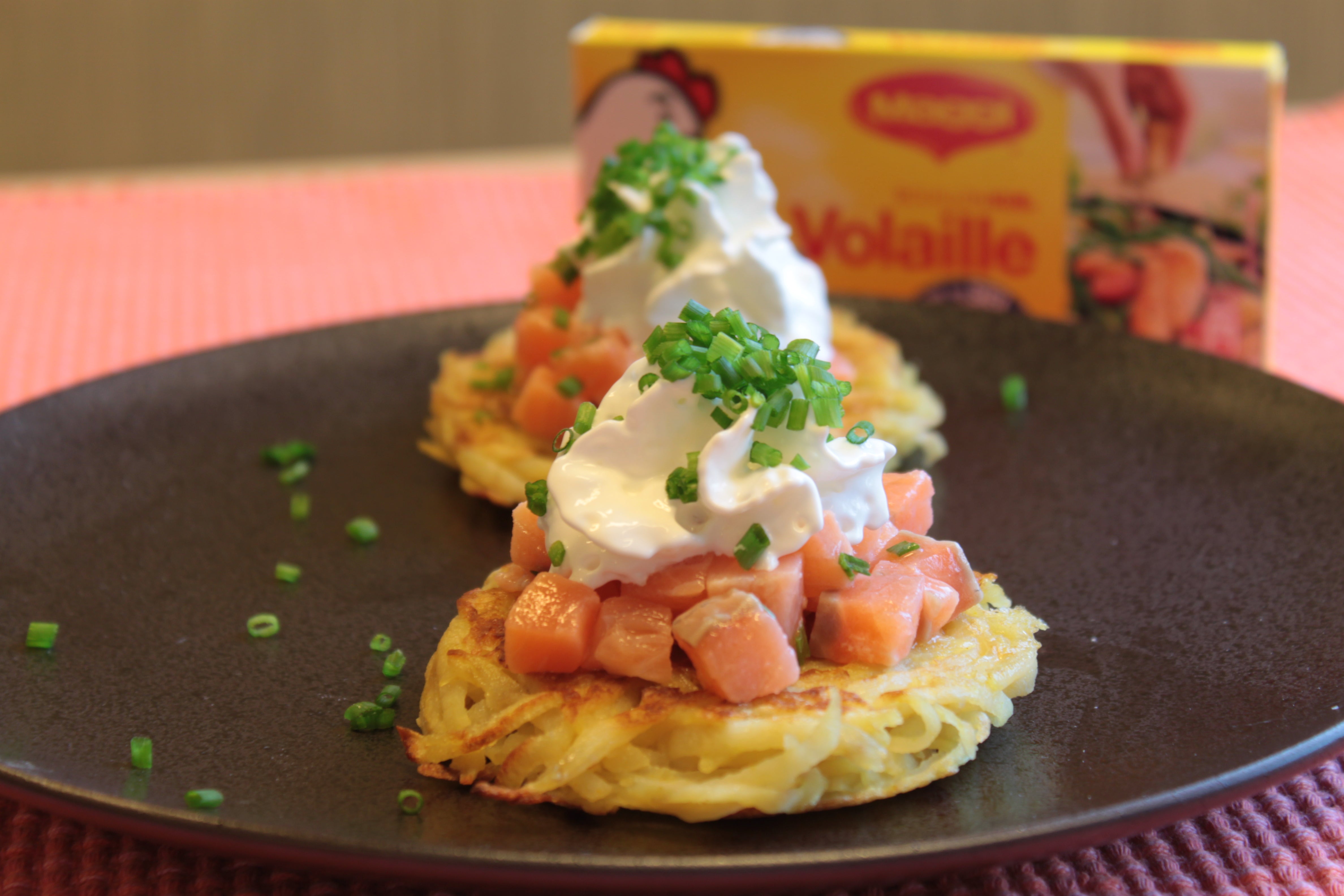 Rosti de pommes de terre, tartare de saumon et chantilly aux herbes