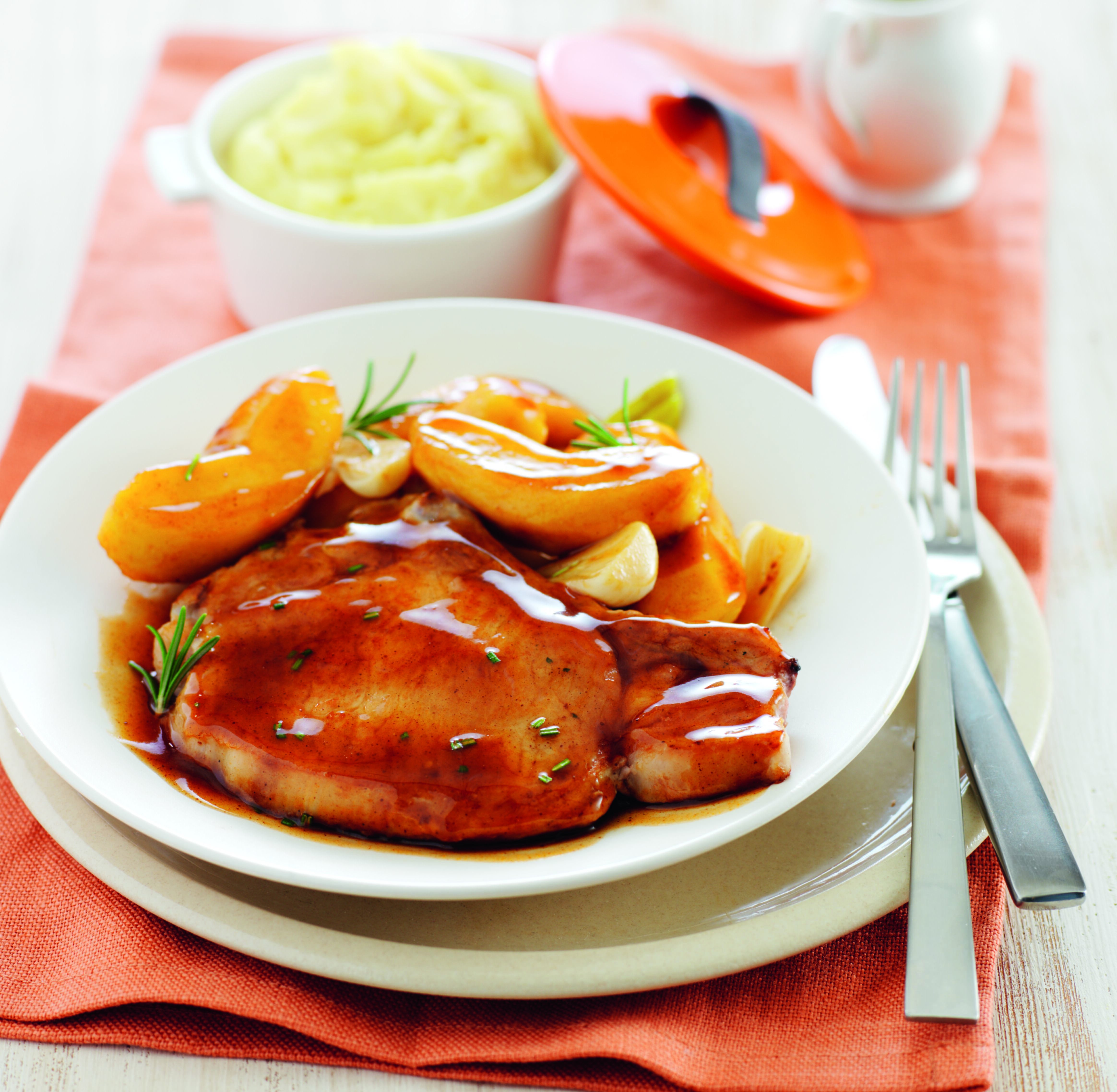 Côtes de porc aux pommes et au romarin