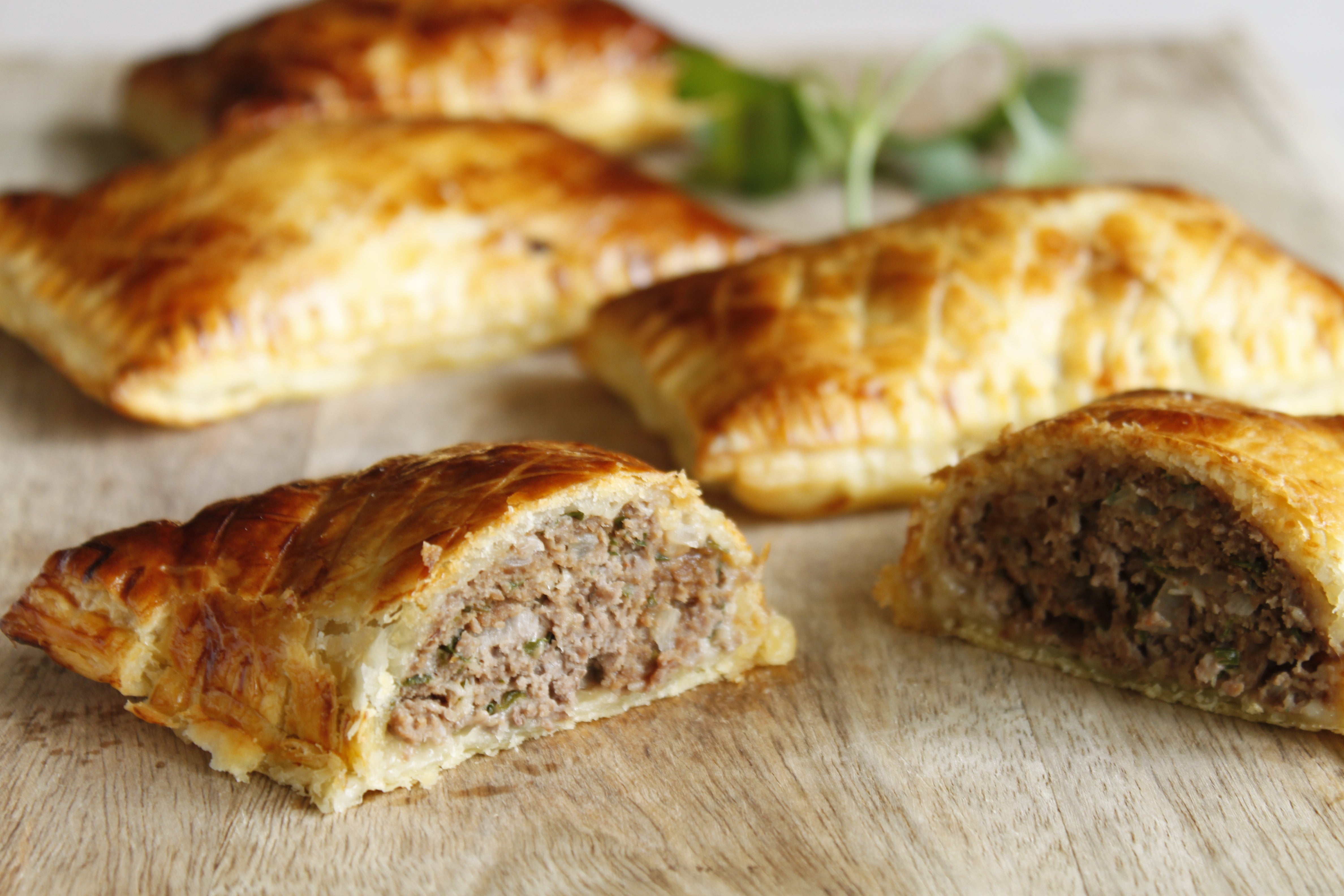 Friands à la viande et aux herbes