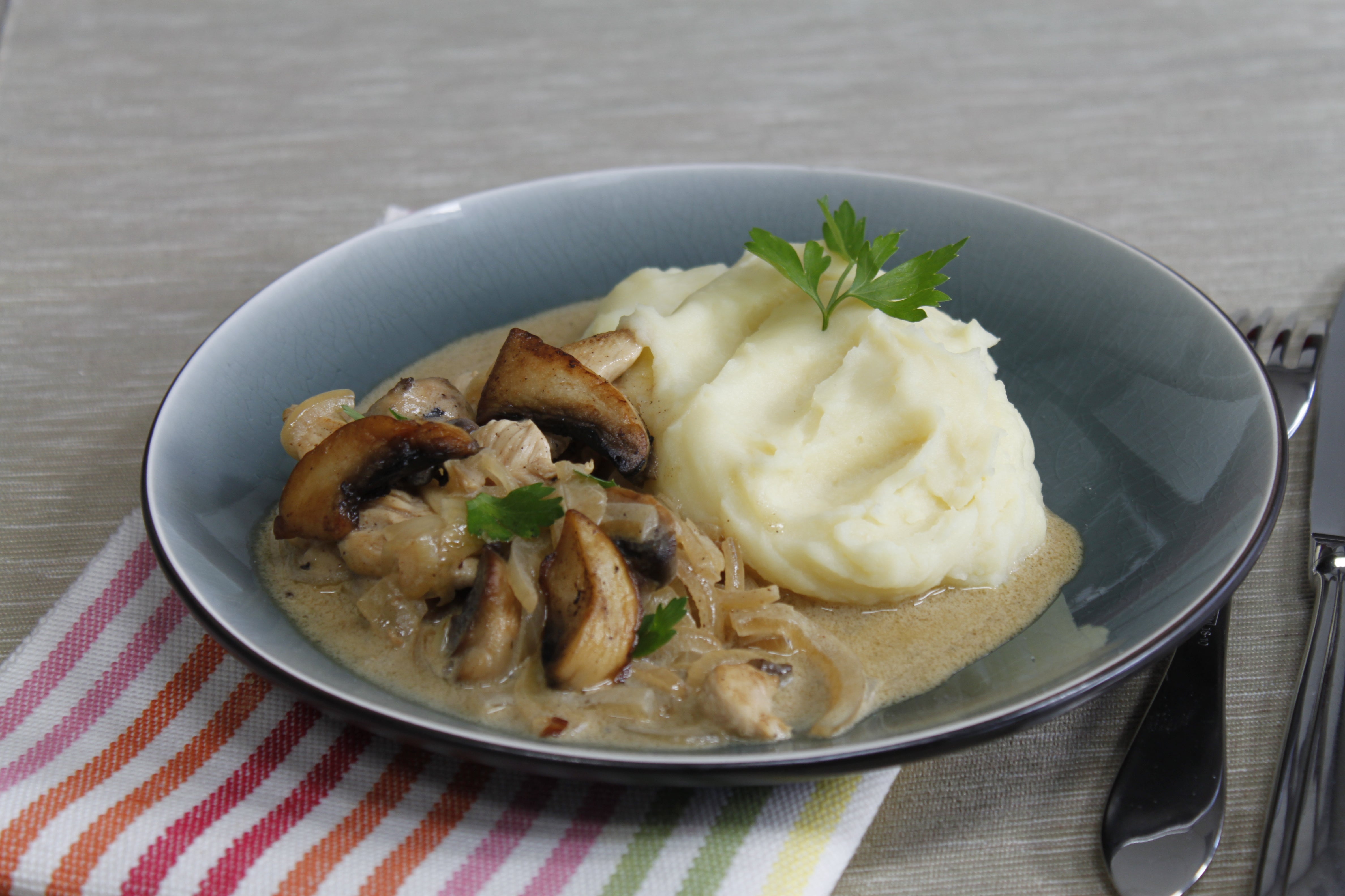 Fricassée de volaille aux champignons et purée de pommes de terre