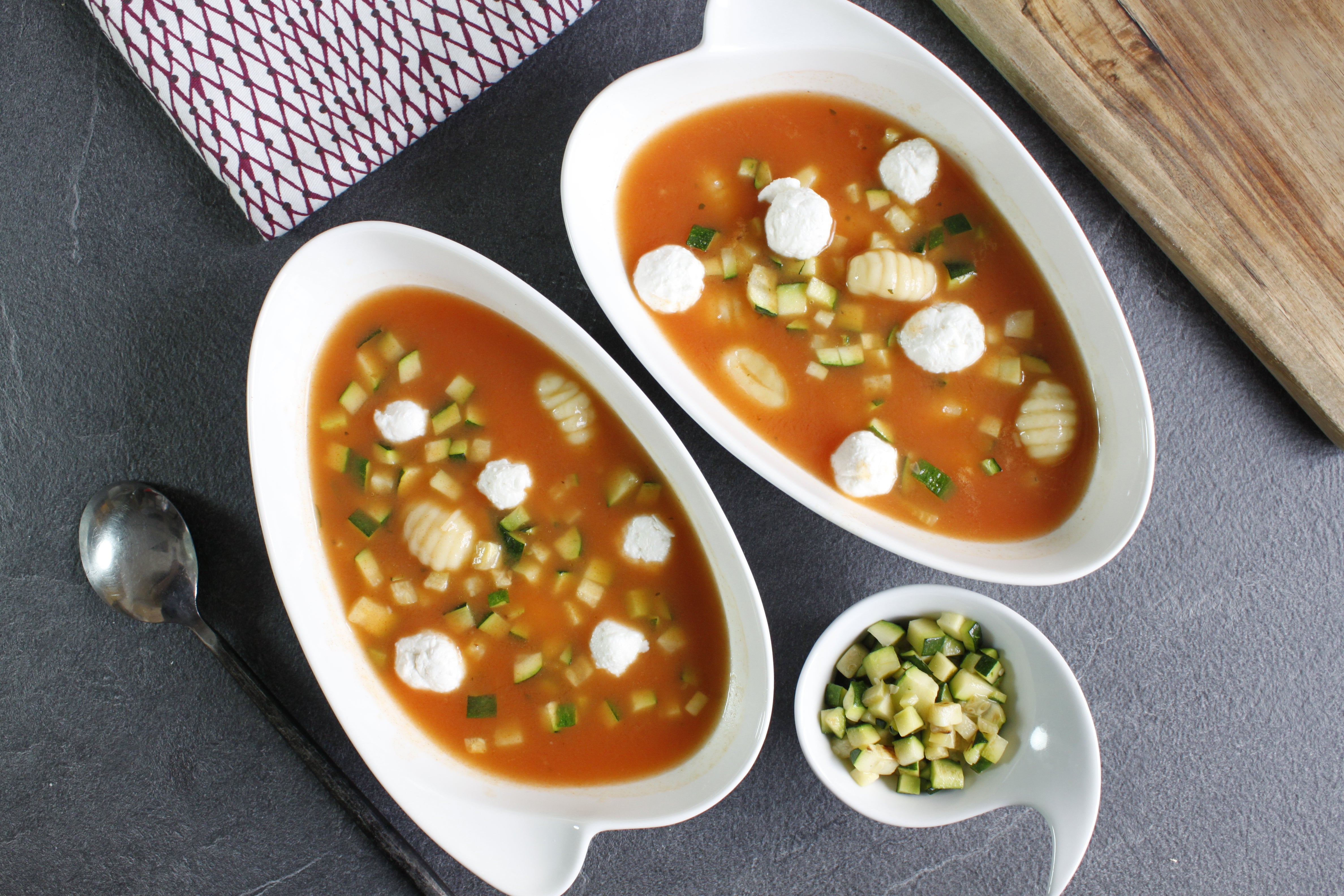 Bouillon de tomate vermicelles aux gnocchi, courgettes et chèvre frais
