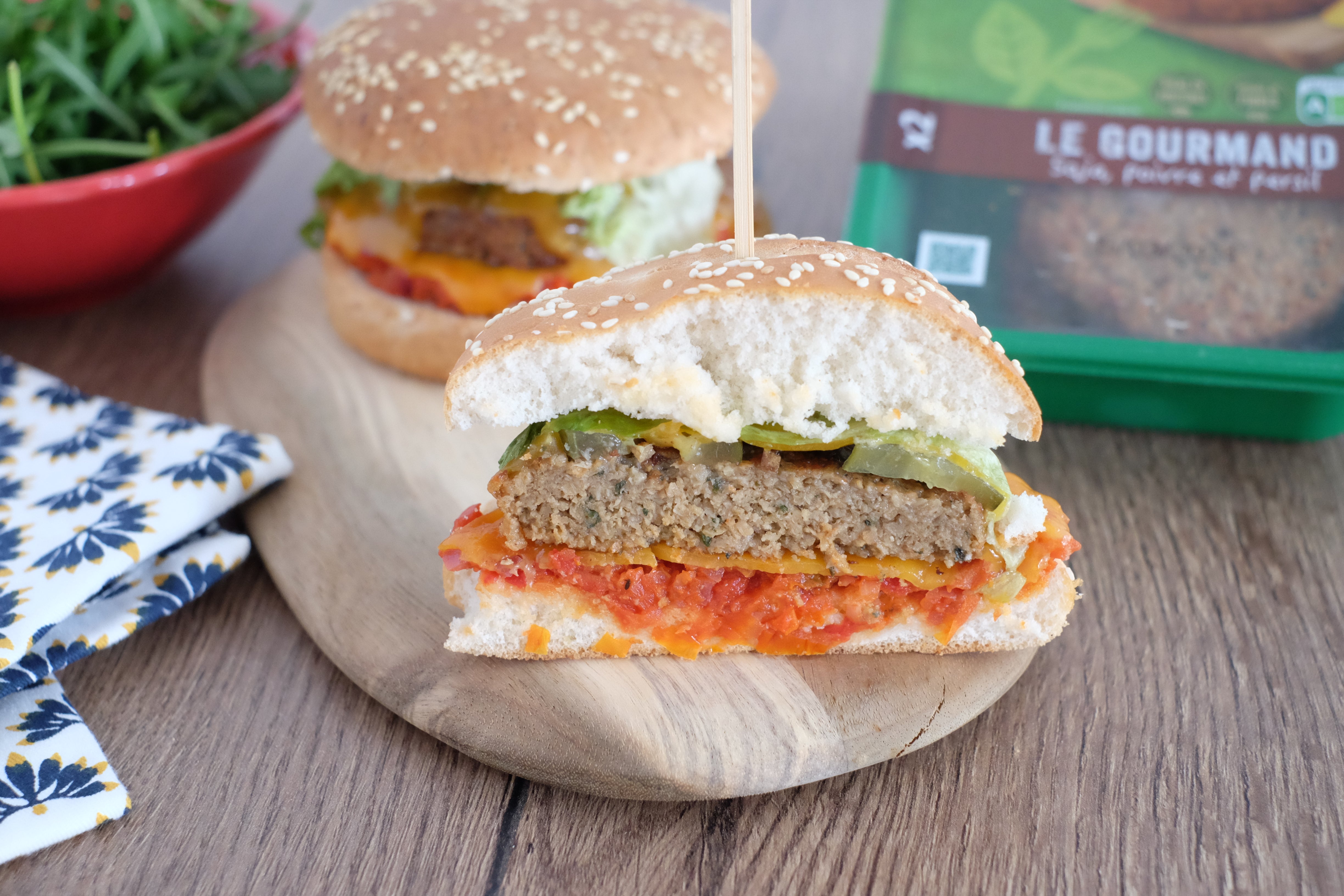 Burger cheddar veggie sauce tomate maison