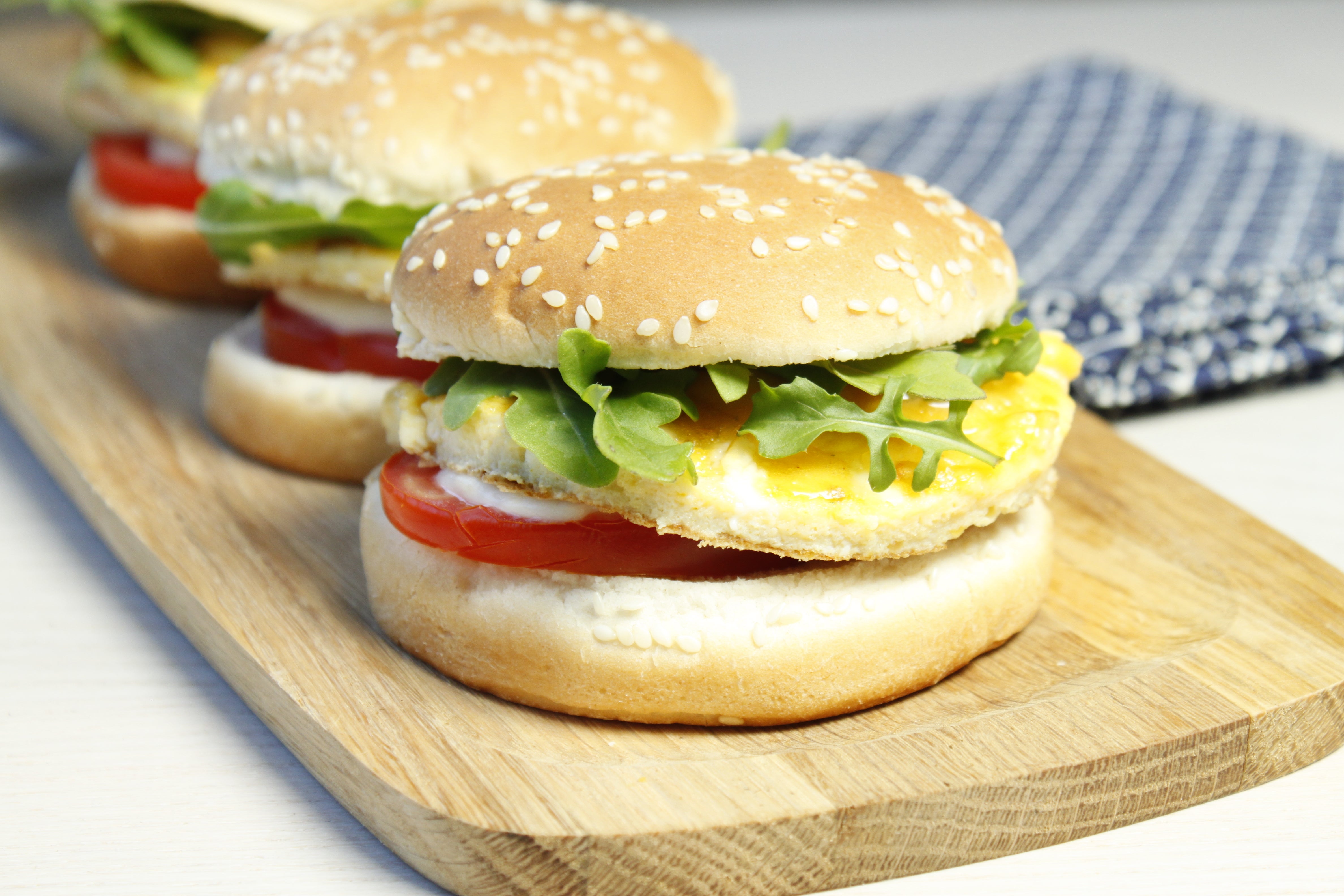 Burger petite omelette, tomate mozzarella