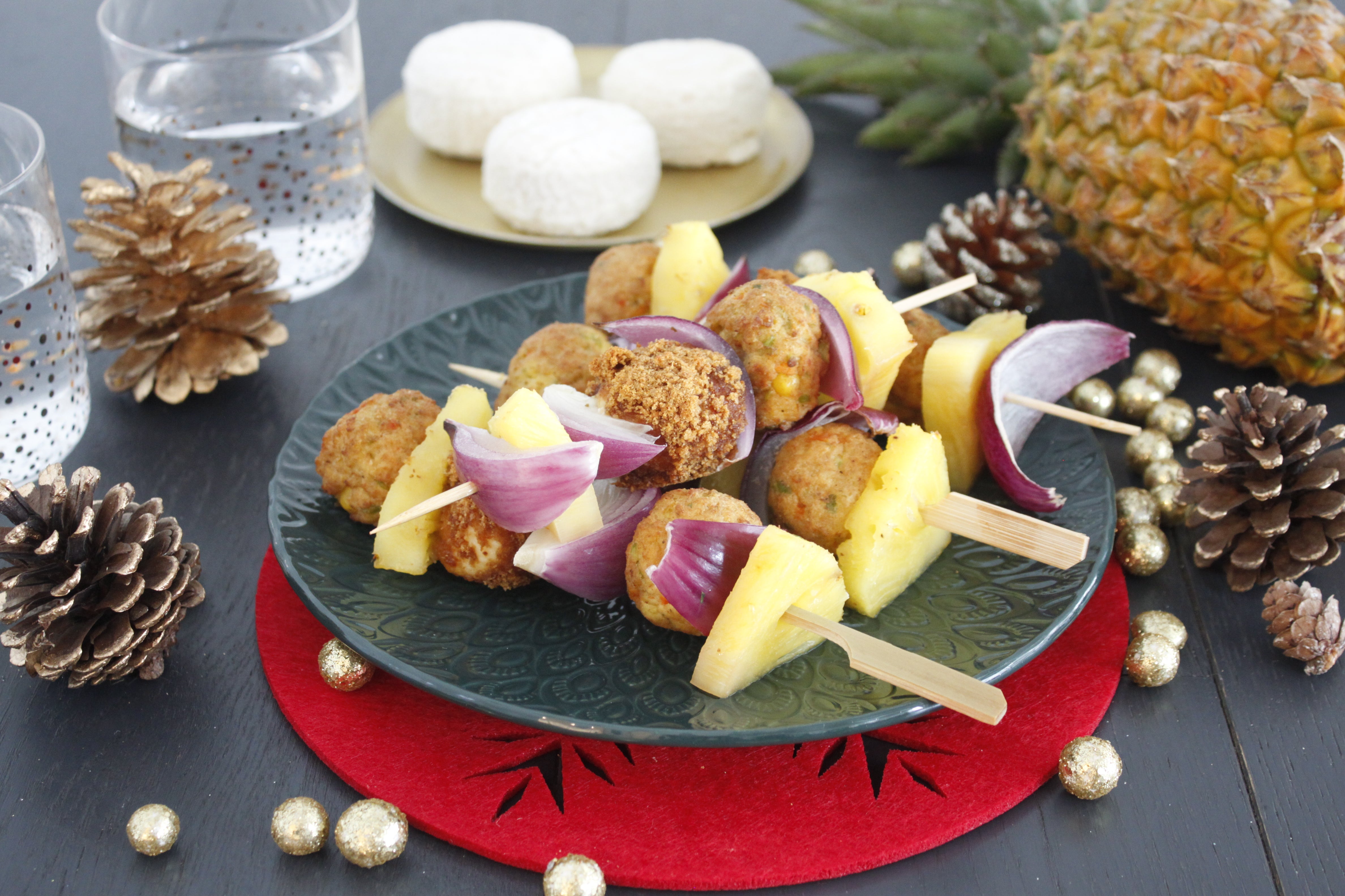 Brochettes festives ananas chèvre au pain d'épices et boulettes aux légumes