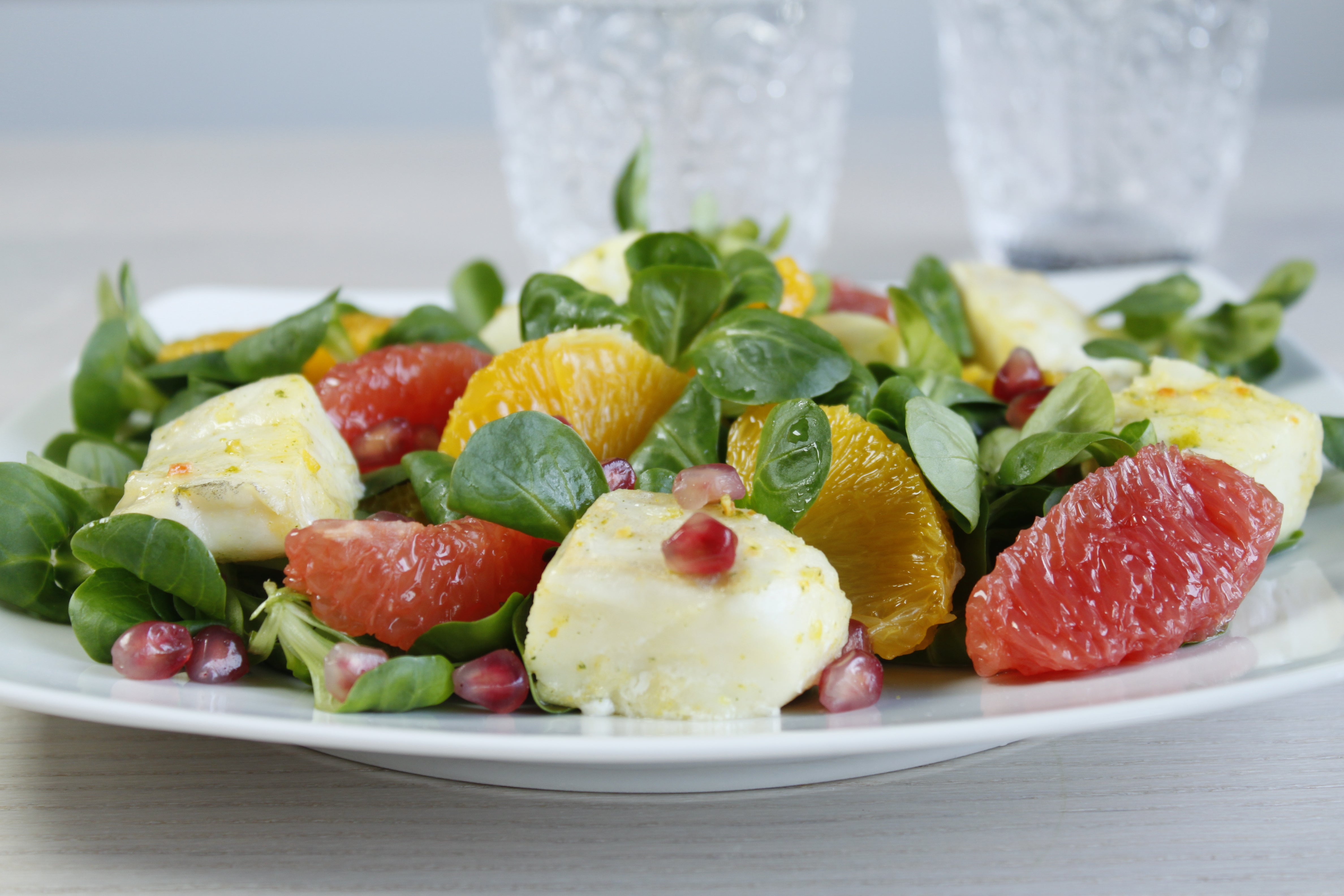 Salade de mâche et cabillaud mariné aux agrumes et grenade