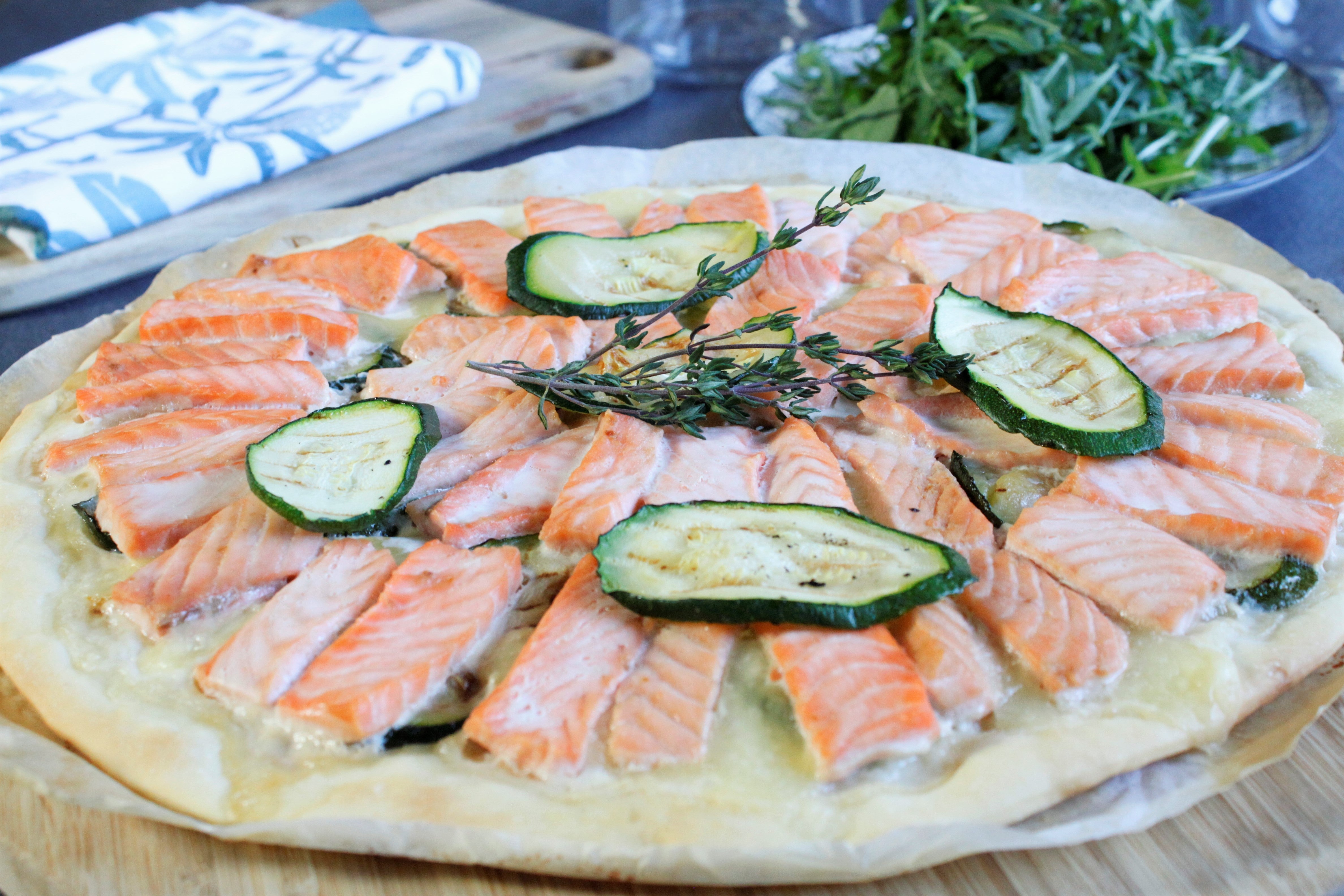 Pizza estivale saumon, mozzarella, courgettes