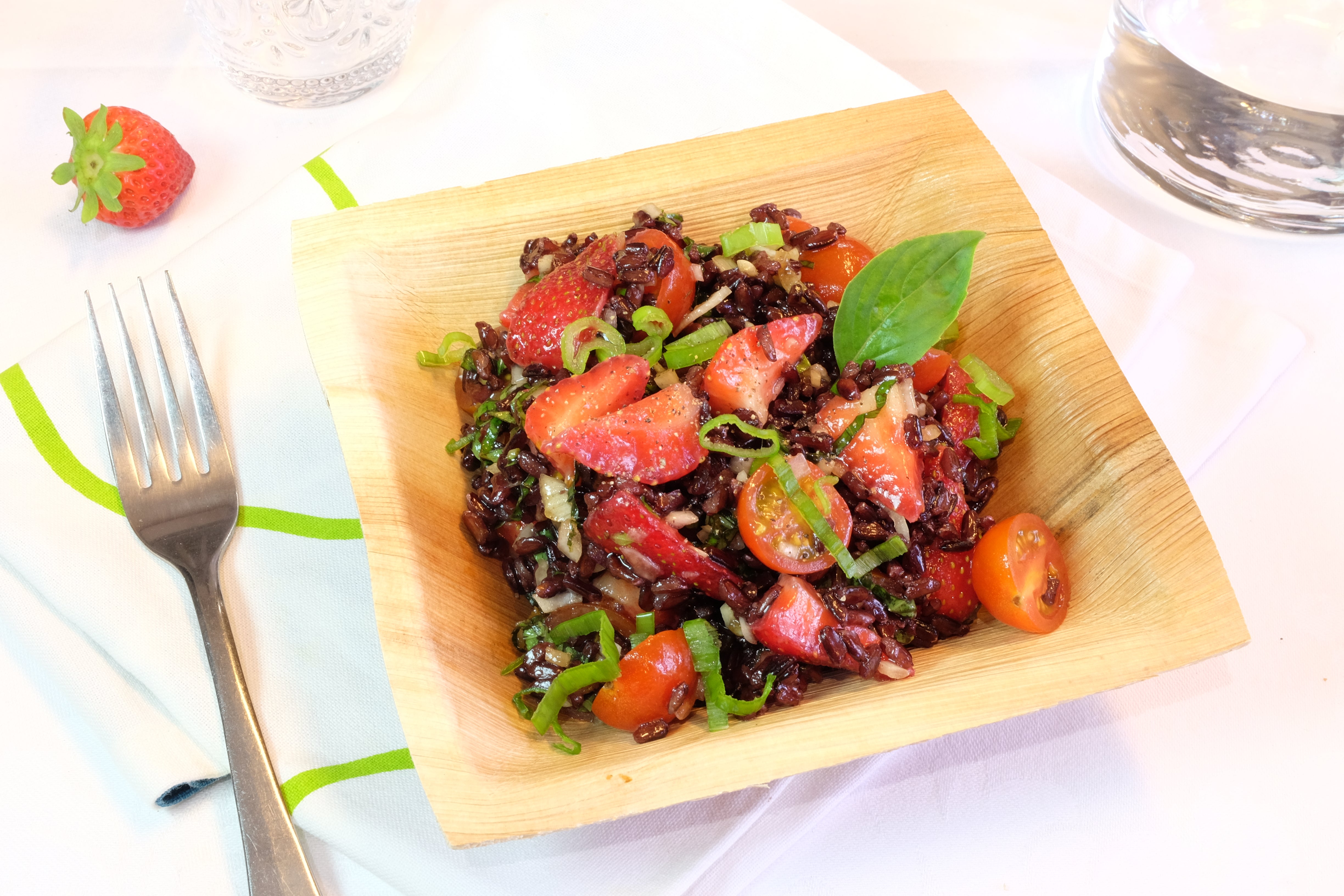Salade de riz noir, fraises, tomates Healthy et Gourmande
