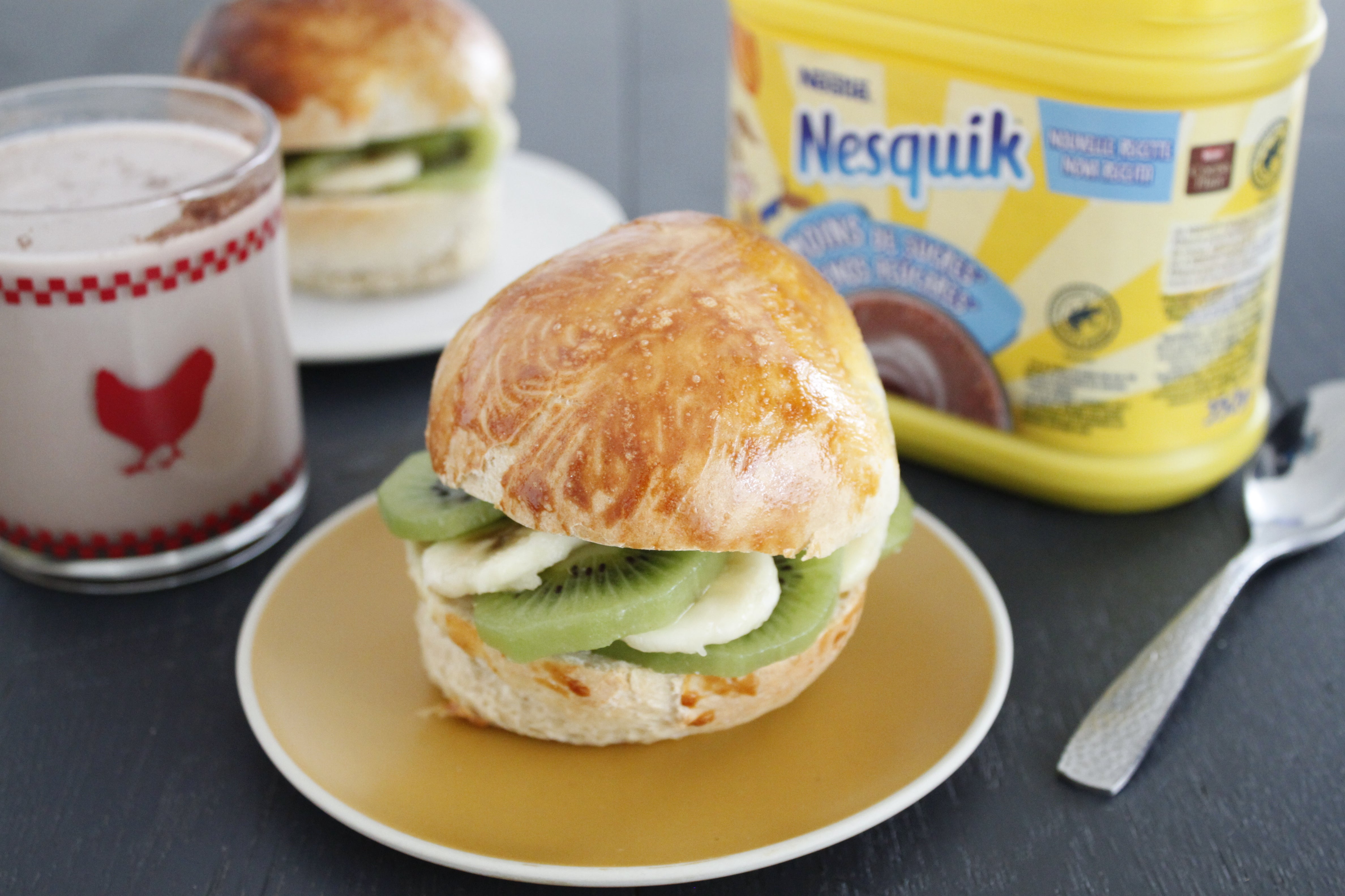 Brioche aux fruits et bol de Nesquik