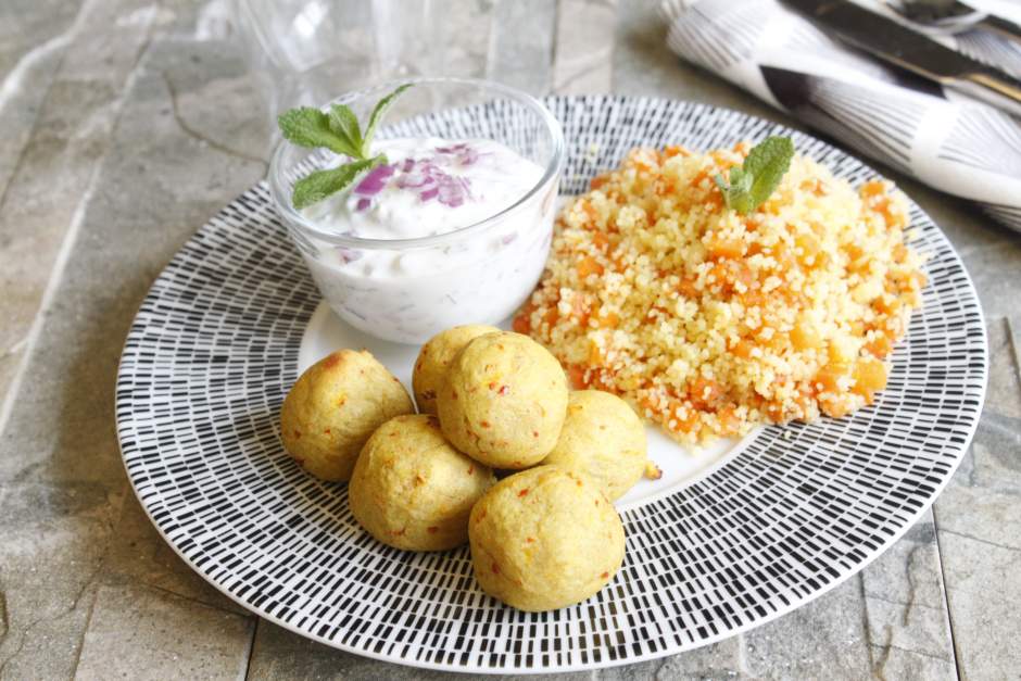 Boulettes de lentilles sauce au fromage blanc et semoule à la carotte