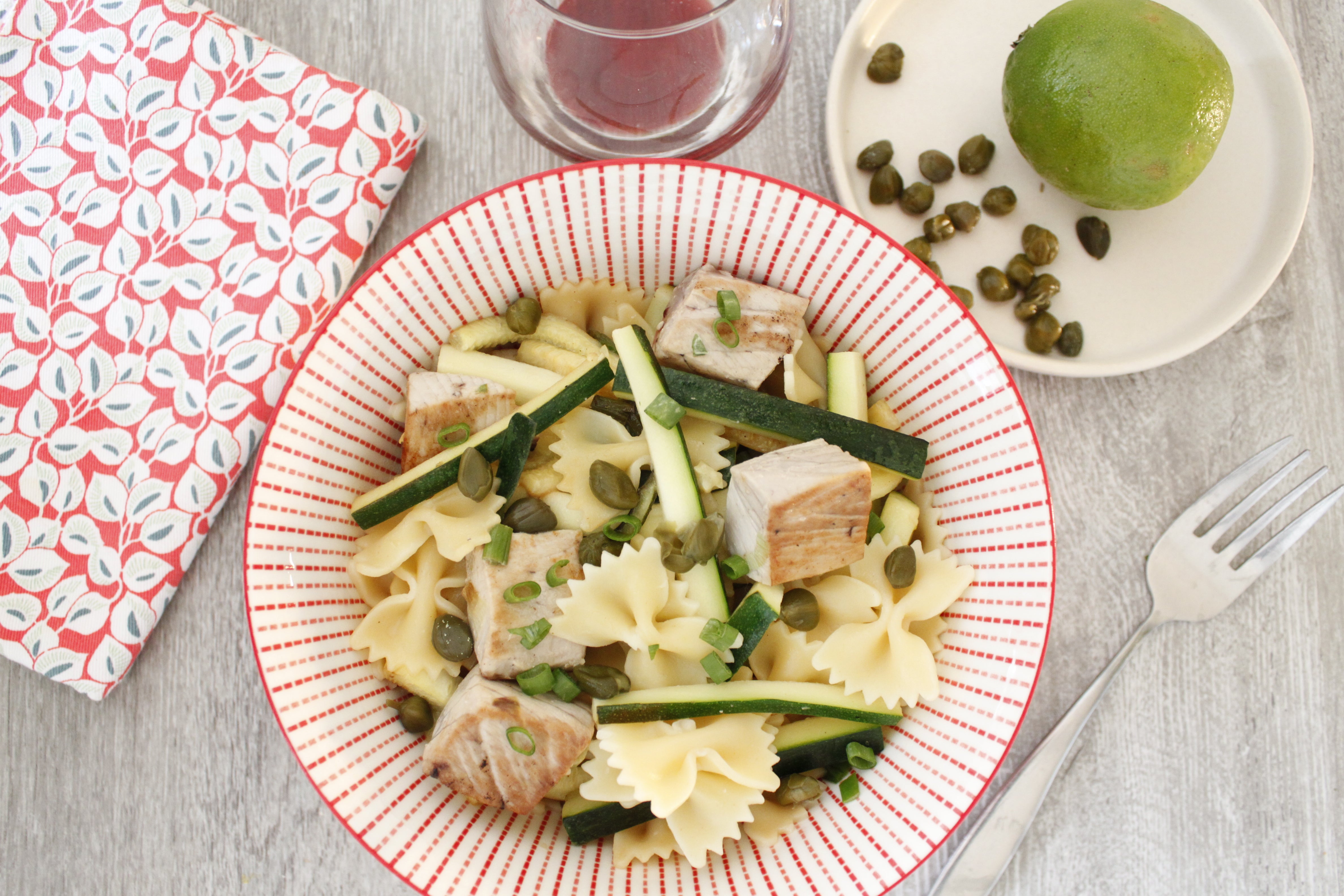 Salade de farfalles au thon mariné au citron, courgettes et câpres