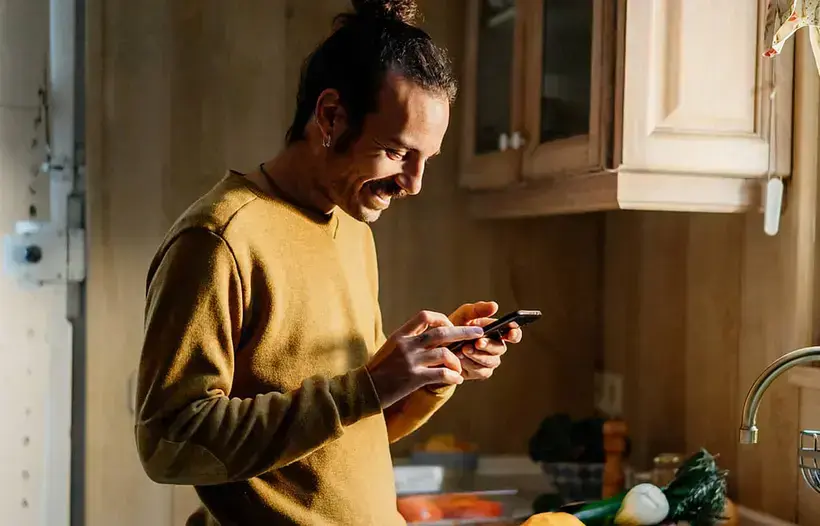 Image d'un homme qui surf son portable