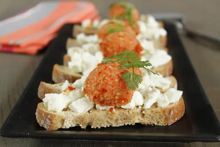 Tartines croustillantes mozzarella et granité de tomates surprise