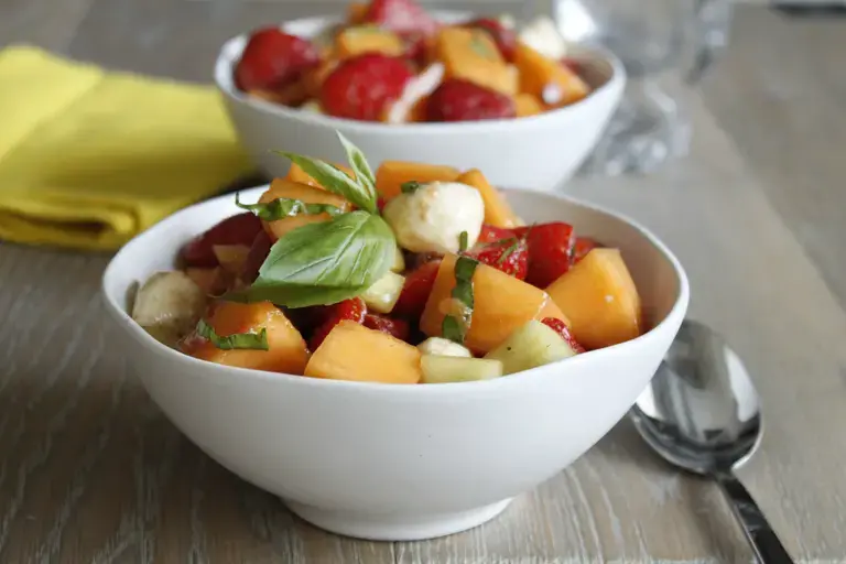 Salade de melon, concombre, fraises et mozzarella