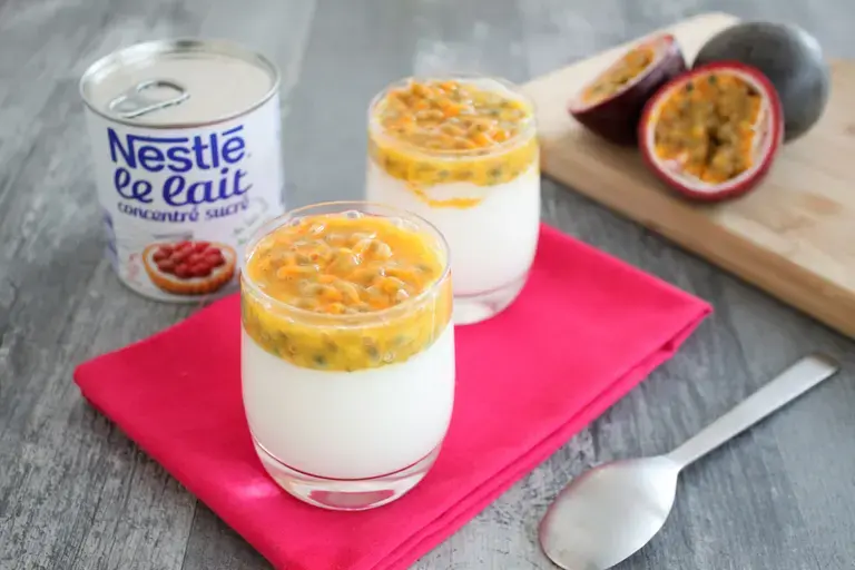 Panna cotta au lait concentré et fruits de la passion