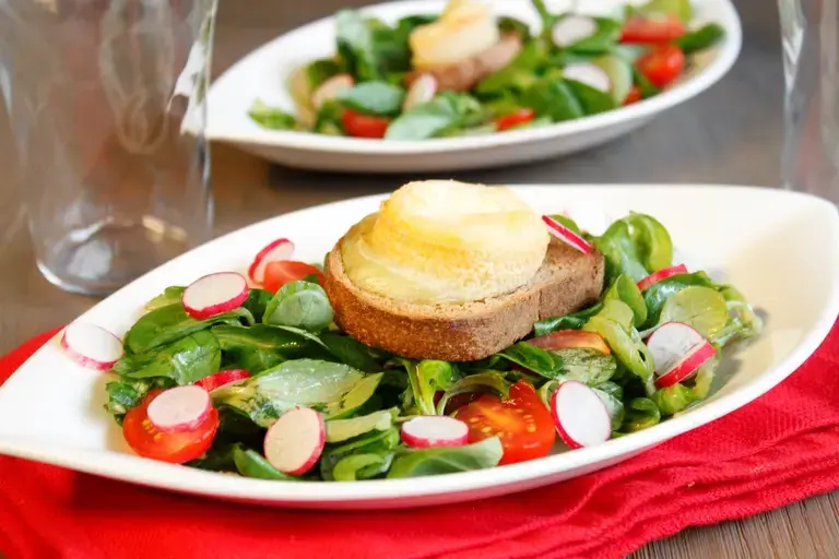 Salade de chèvre chaud