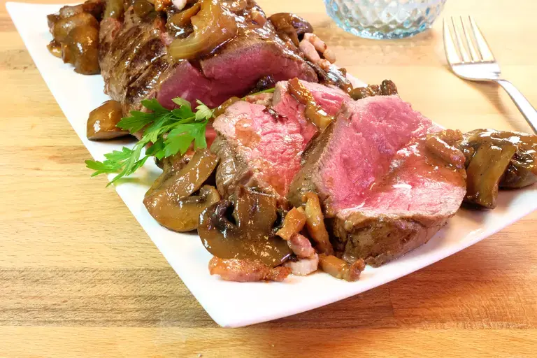 Rôti de boeuf, sauce aux champignons fumée