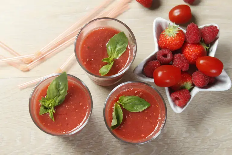 Smoothie fraise framboise tomate basilic
