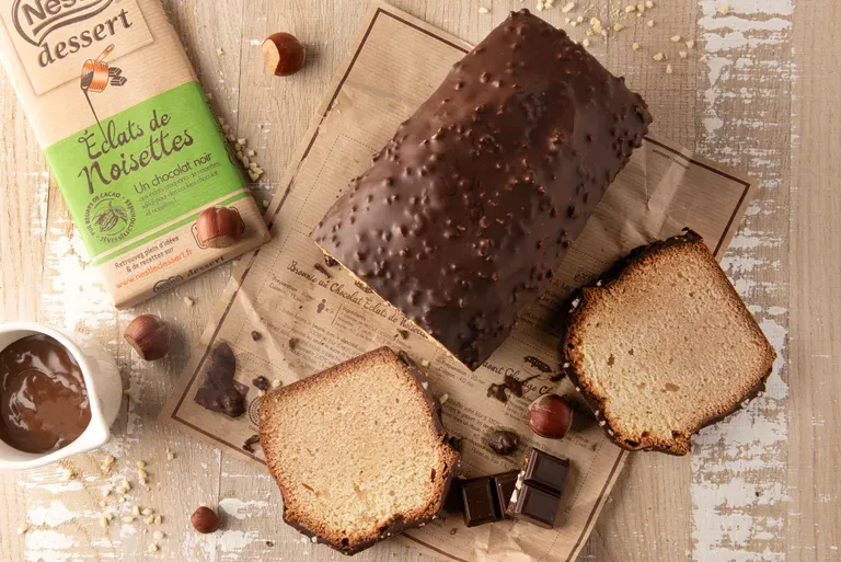 Gâteau au yaourt glaçage chocolat noisettes