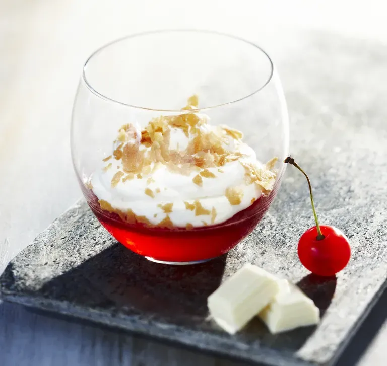 Gelée de griottes, mousse au chocolat blanc croustillante